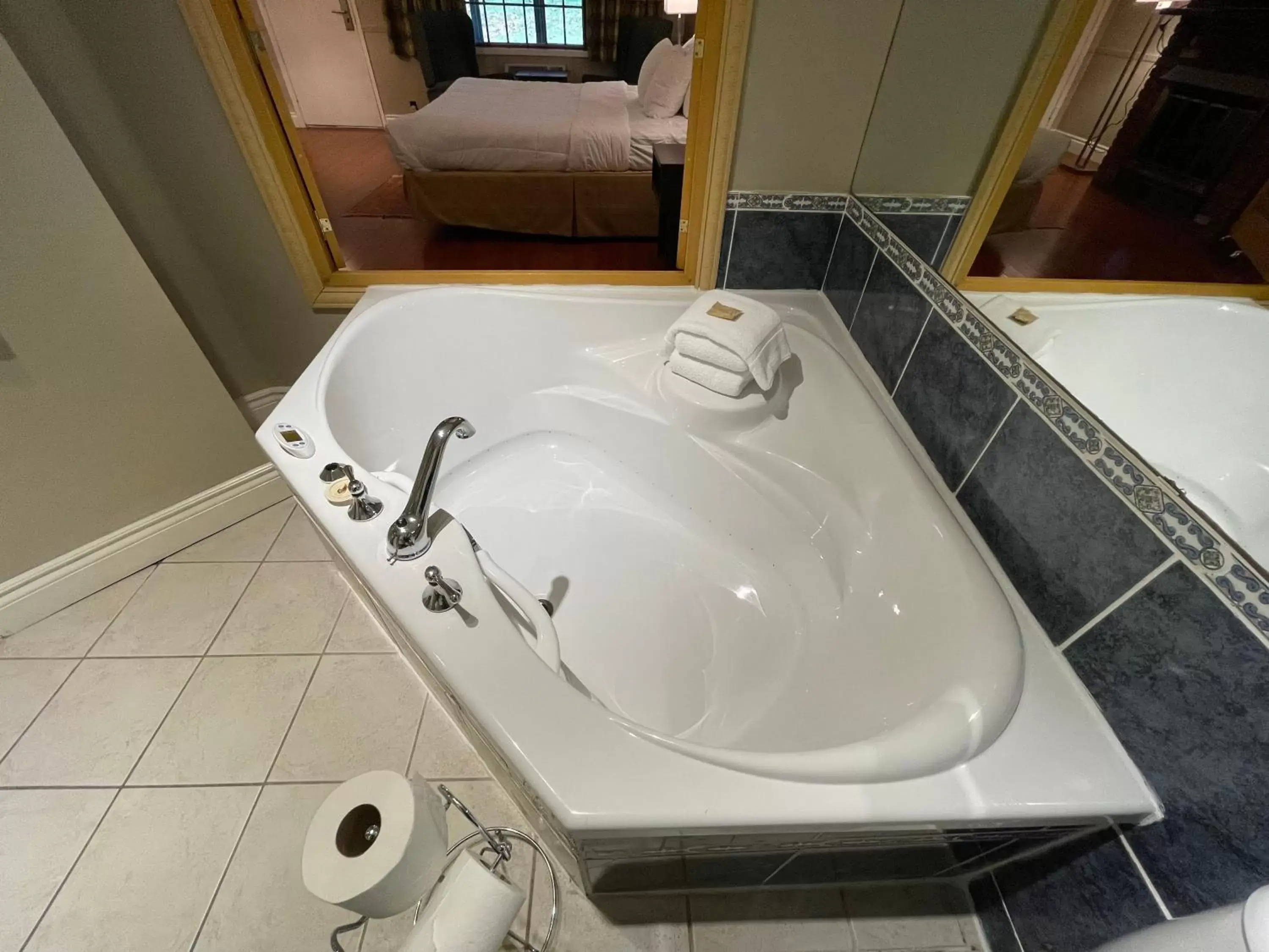 Hot Tub, Bathroom in Super 8 by Wyndham Gananoque - Country Squire Resort