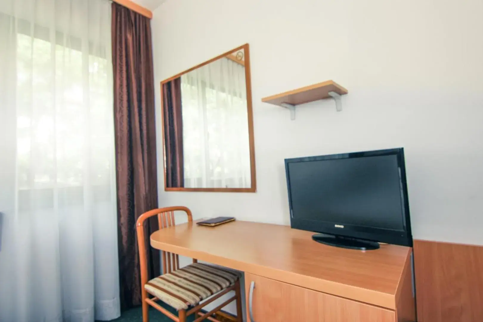 TV and multimedia, TV/Entertainment Center in Hotel Grand