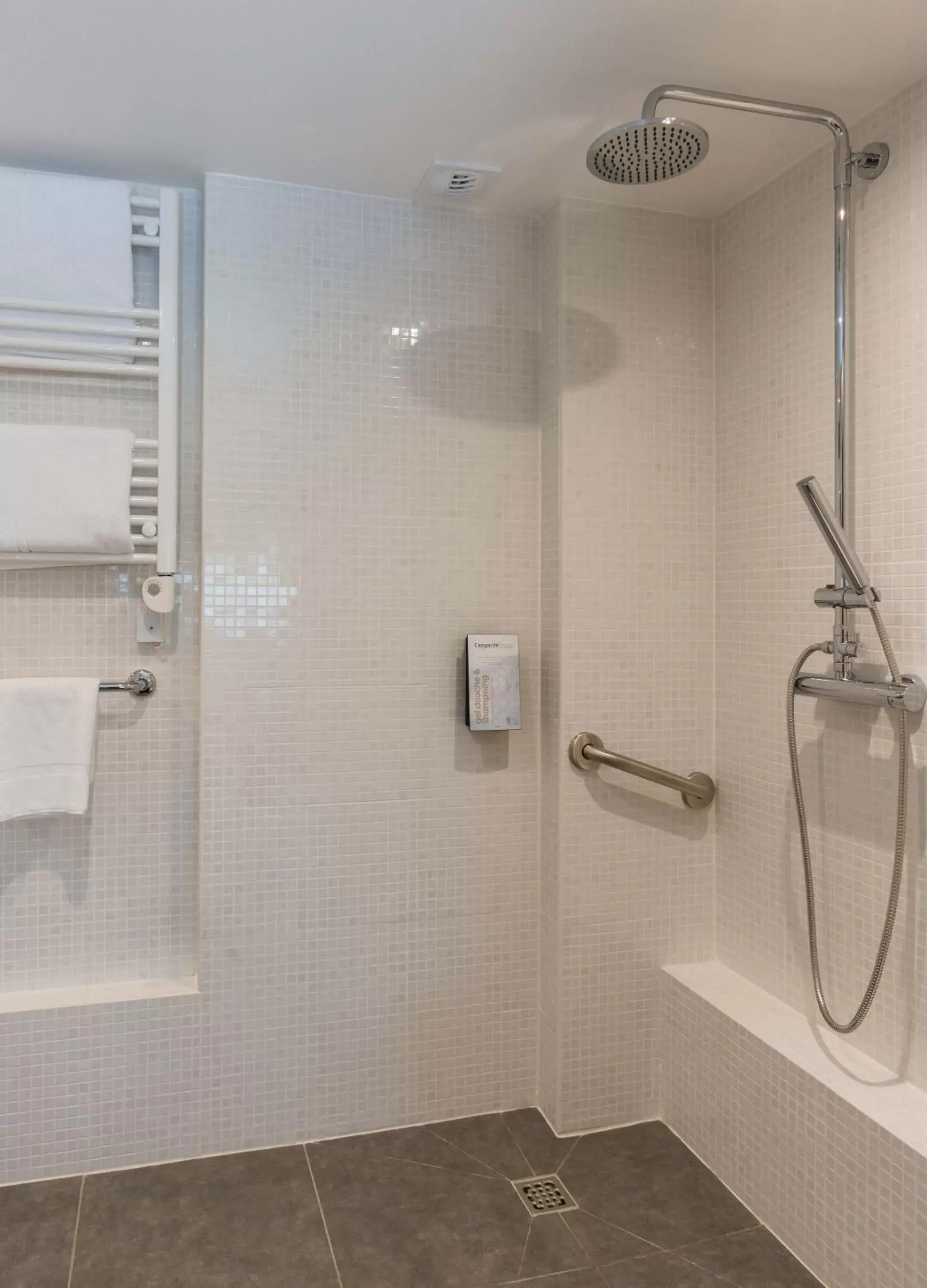 Shower, Bathroom in Campanile Agen