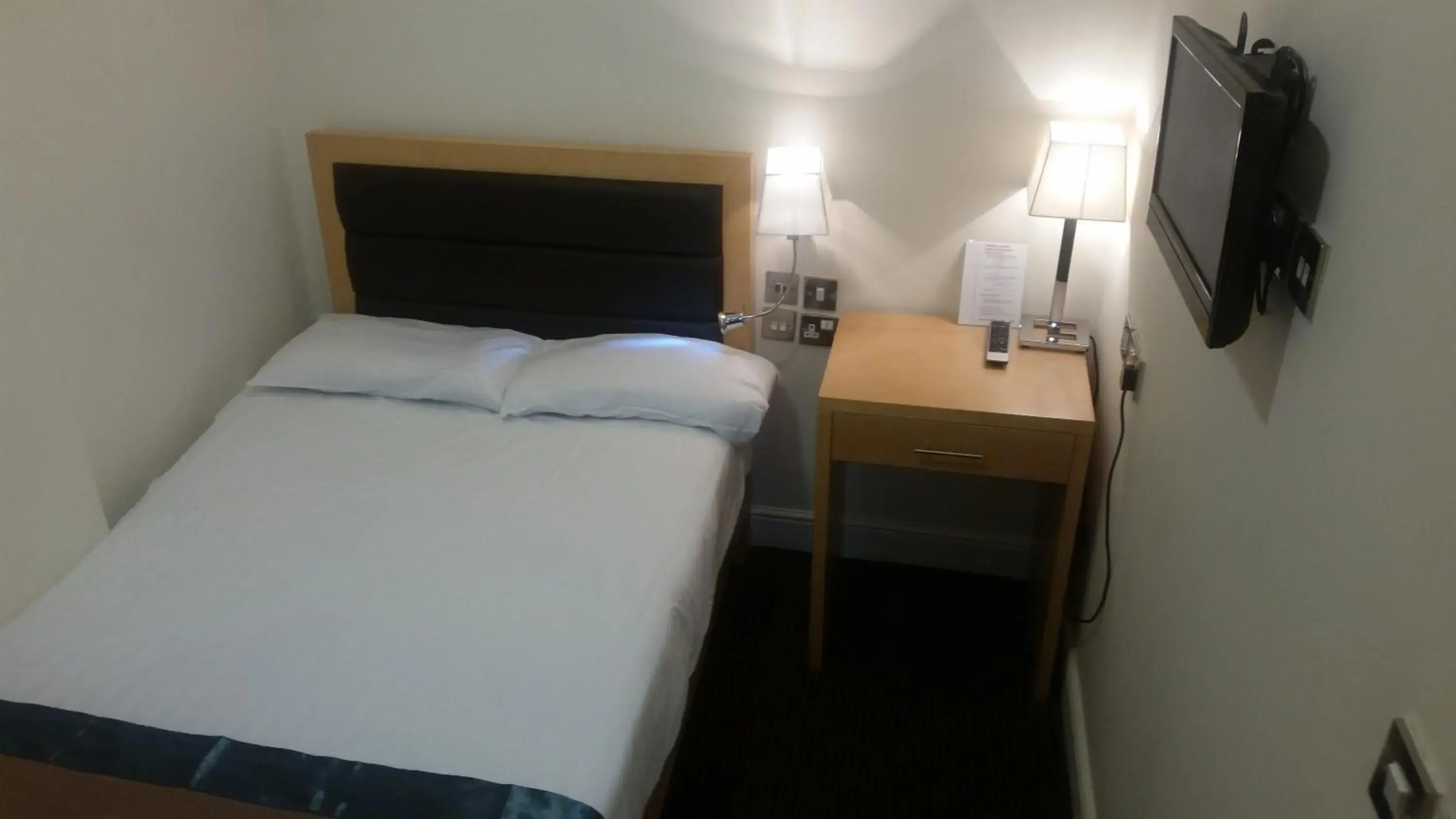 Bedroom, Room Photo in Cromwell International Hotel