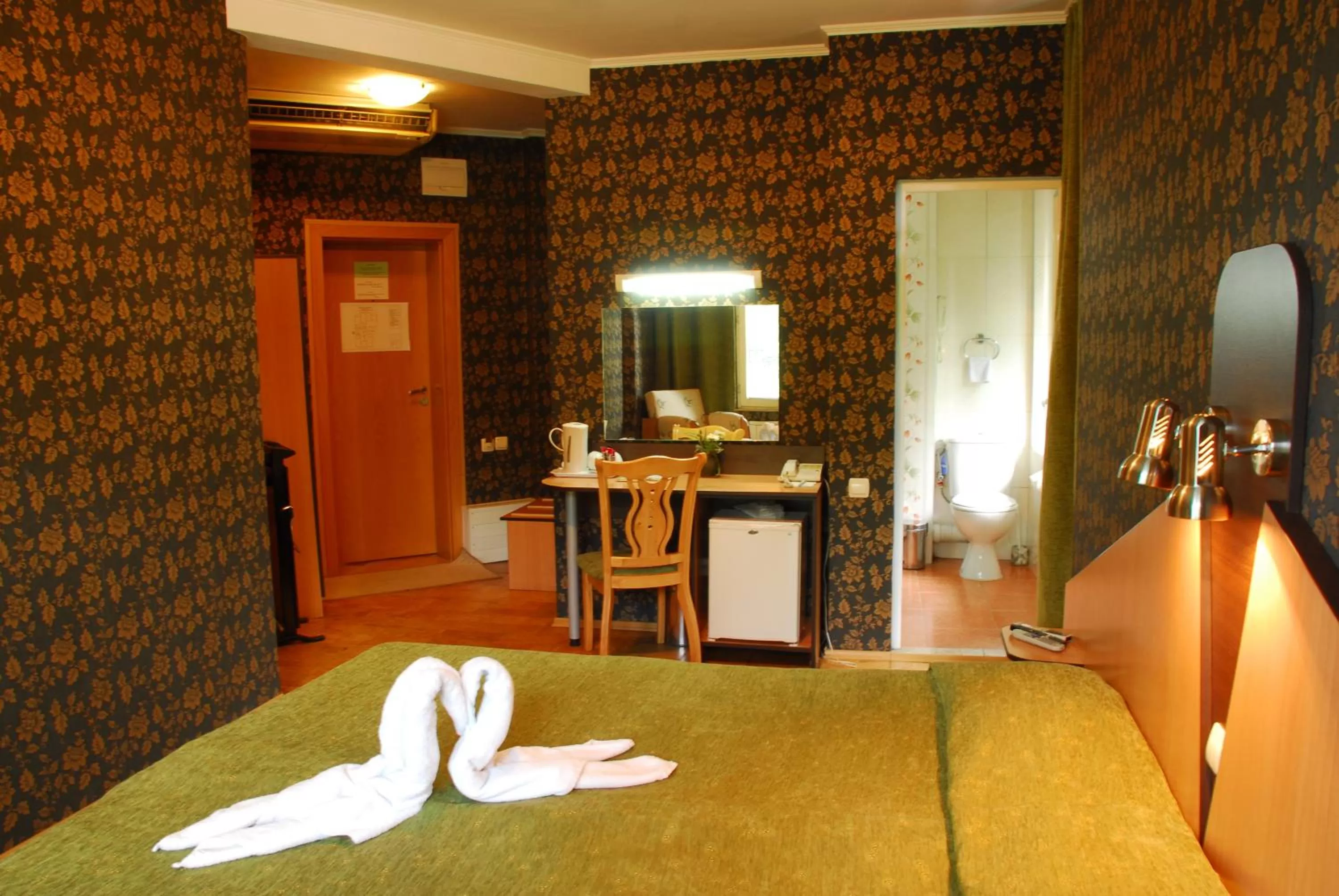 Photo of the whole room, Bed in Noviz Hotel