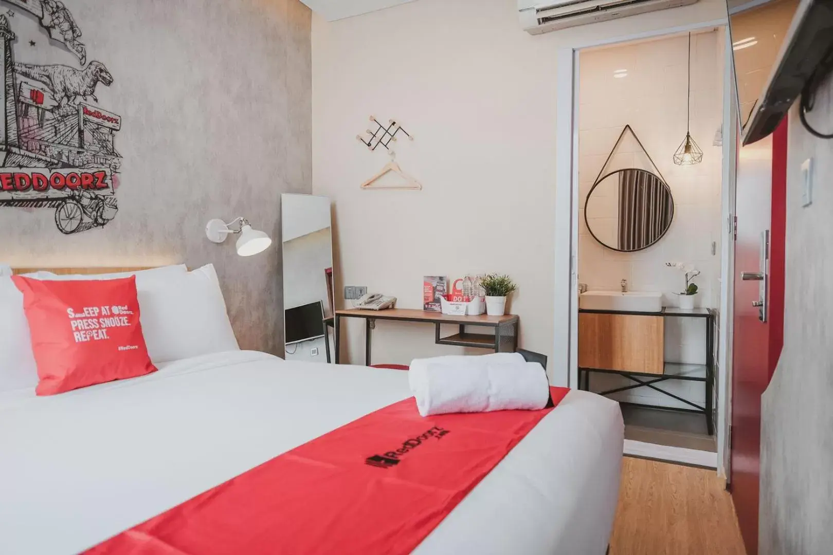 Bedroom, Bed in RedDoorz Plus @ Thamrin Bedroom, Bed in RedDoorz Plus @ Thamrin