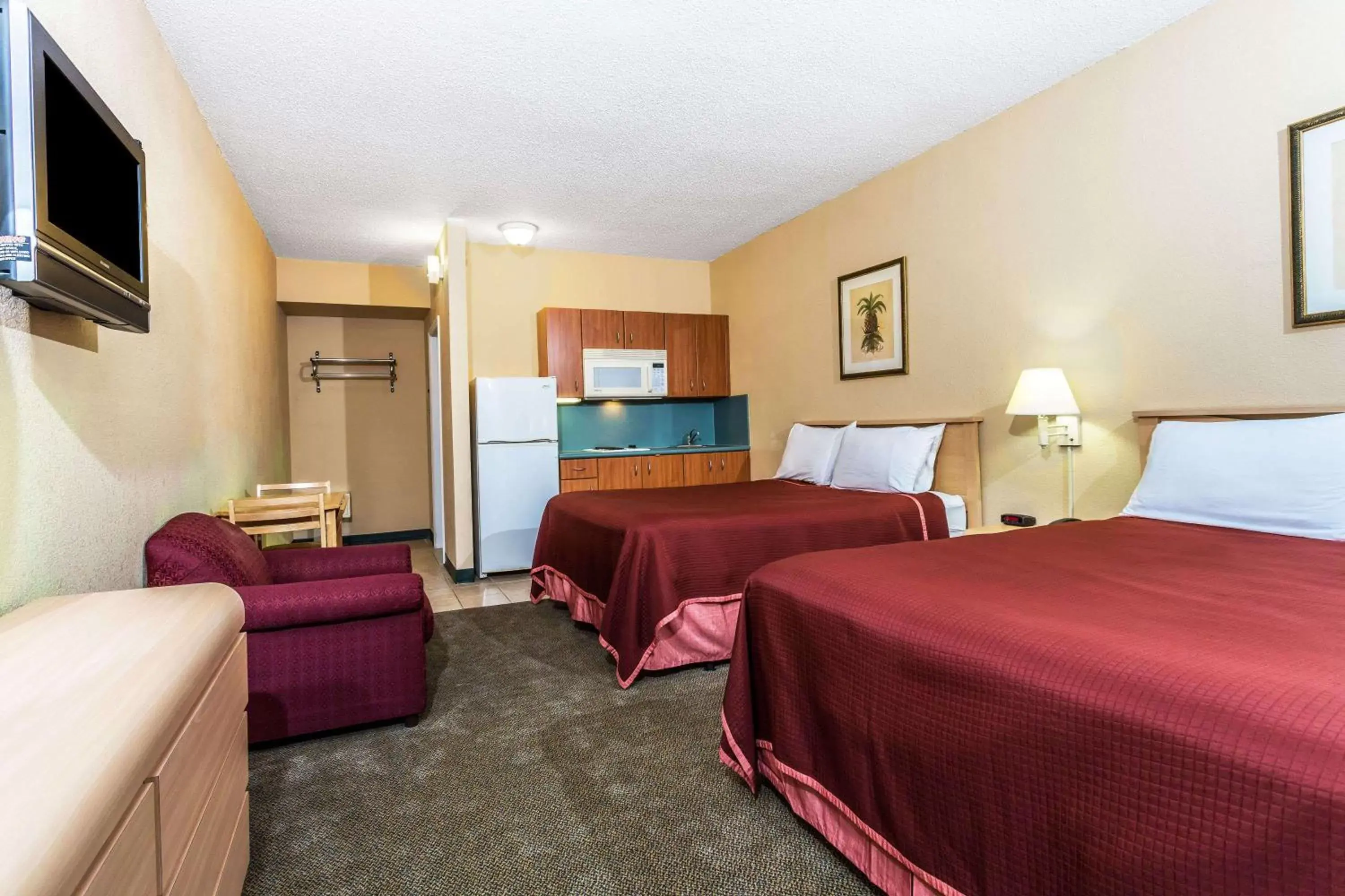 Photo of the whole room in Travelodge Suites by Wyndham Lake Okeechobee