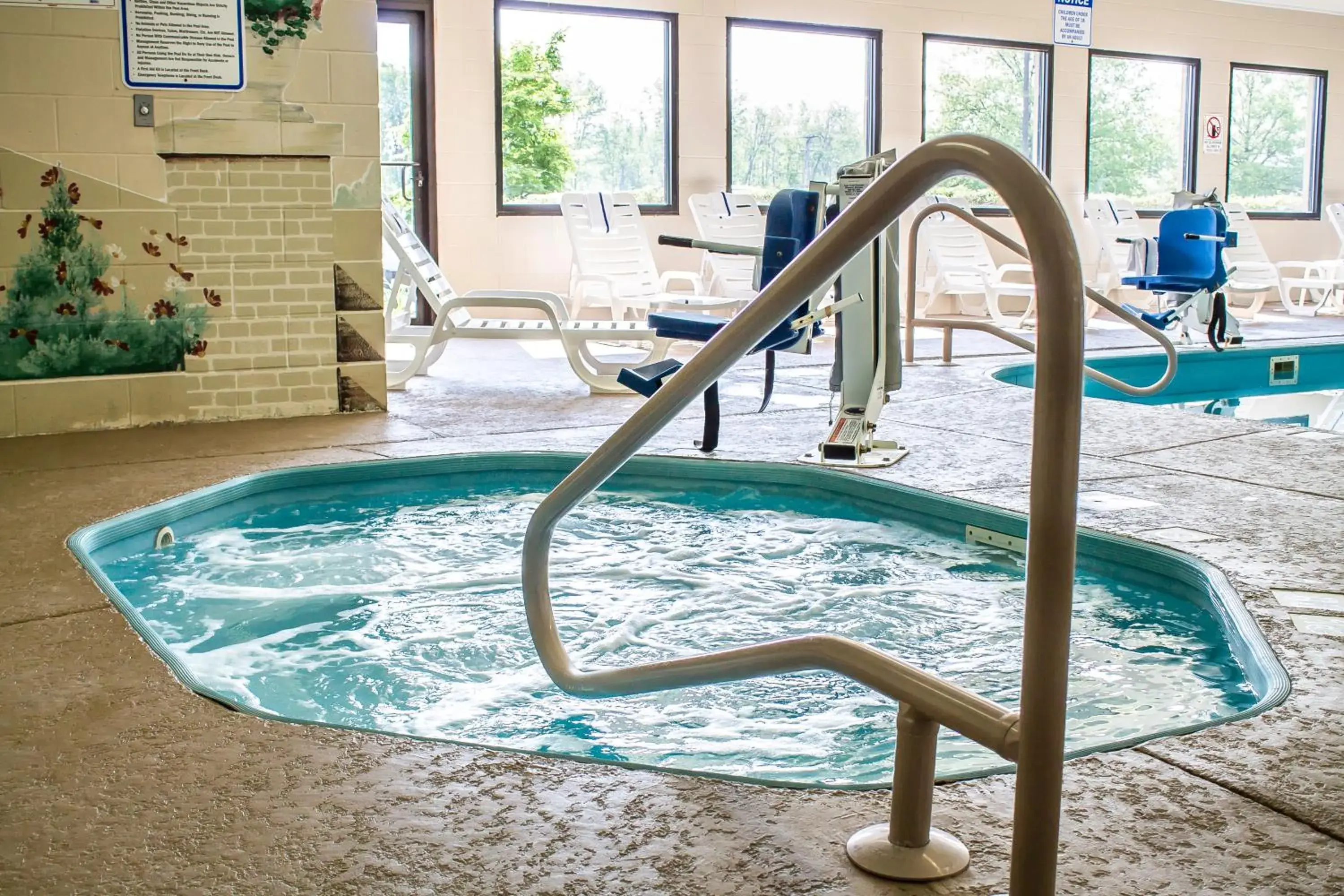 Hot Tub, Swimming Pool in Comfort Inn