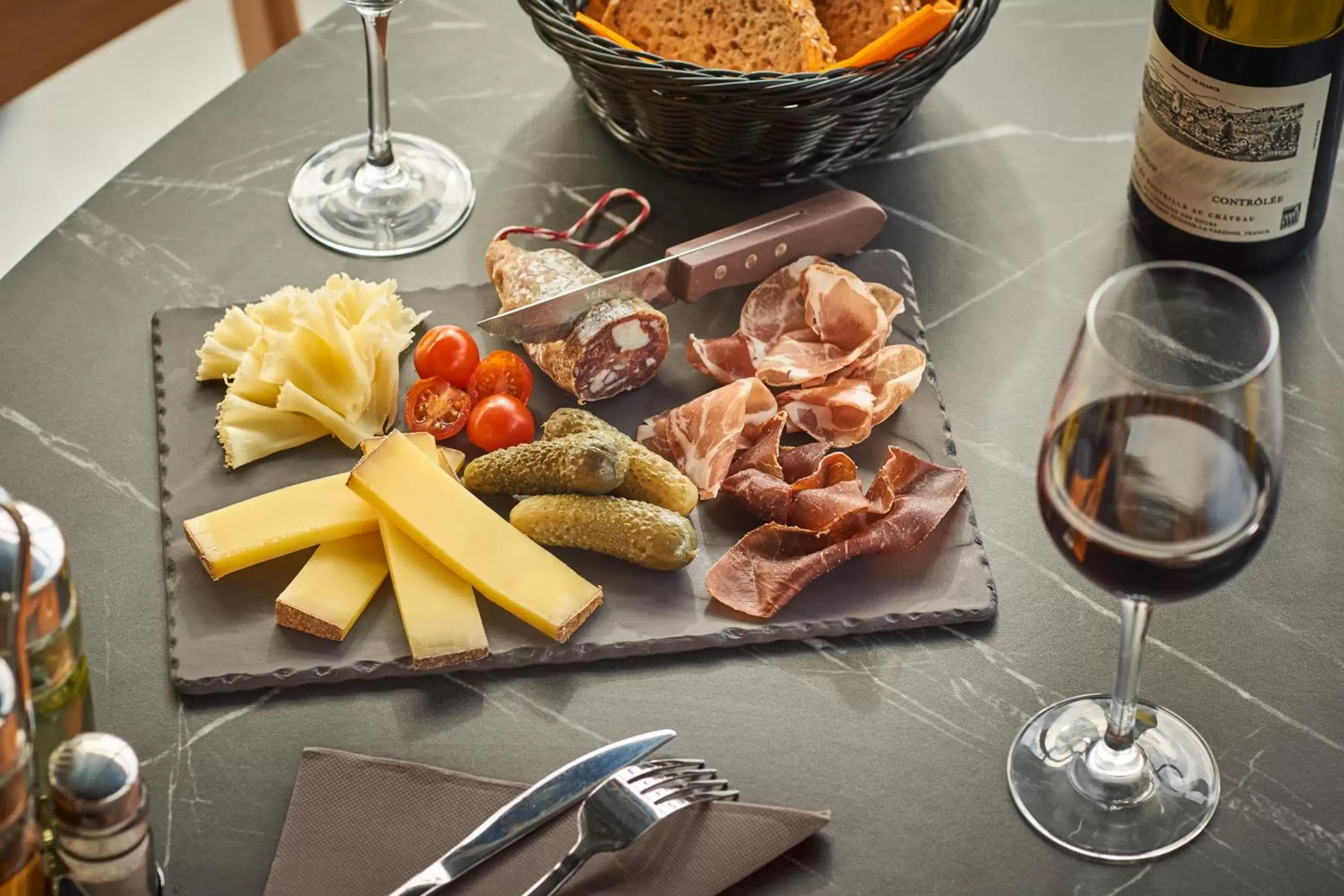 Lounge or bar in ibis Bethune Centre Gare Lounge or bar in ibis Bethune Centre Gare