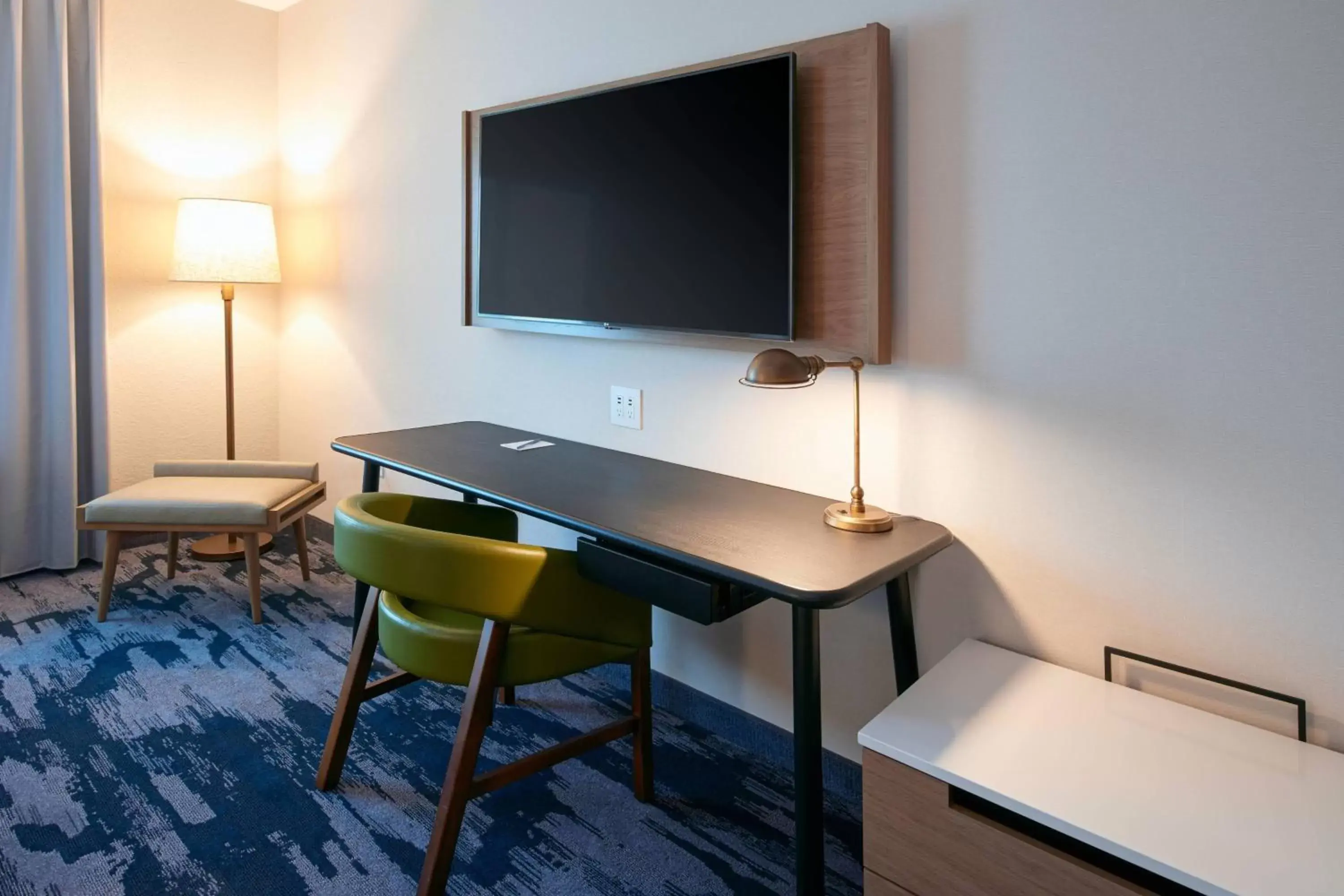 Photo of the whole room, TV/Entertainment Center in Fairfield Inn & Suites by Marriott Midland