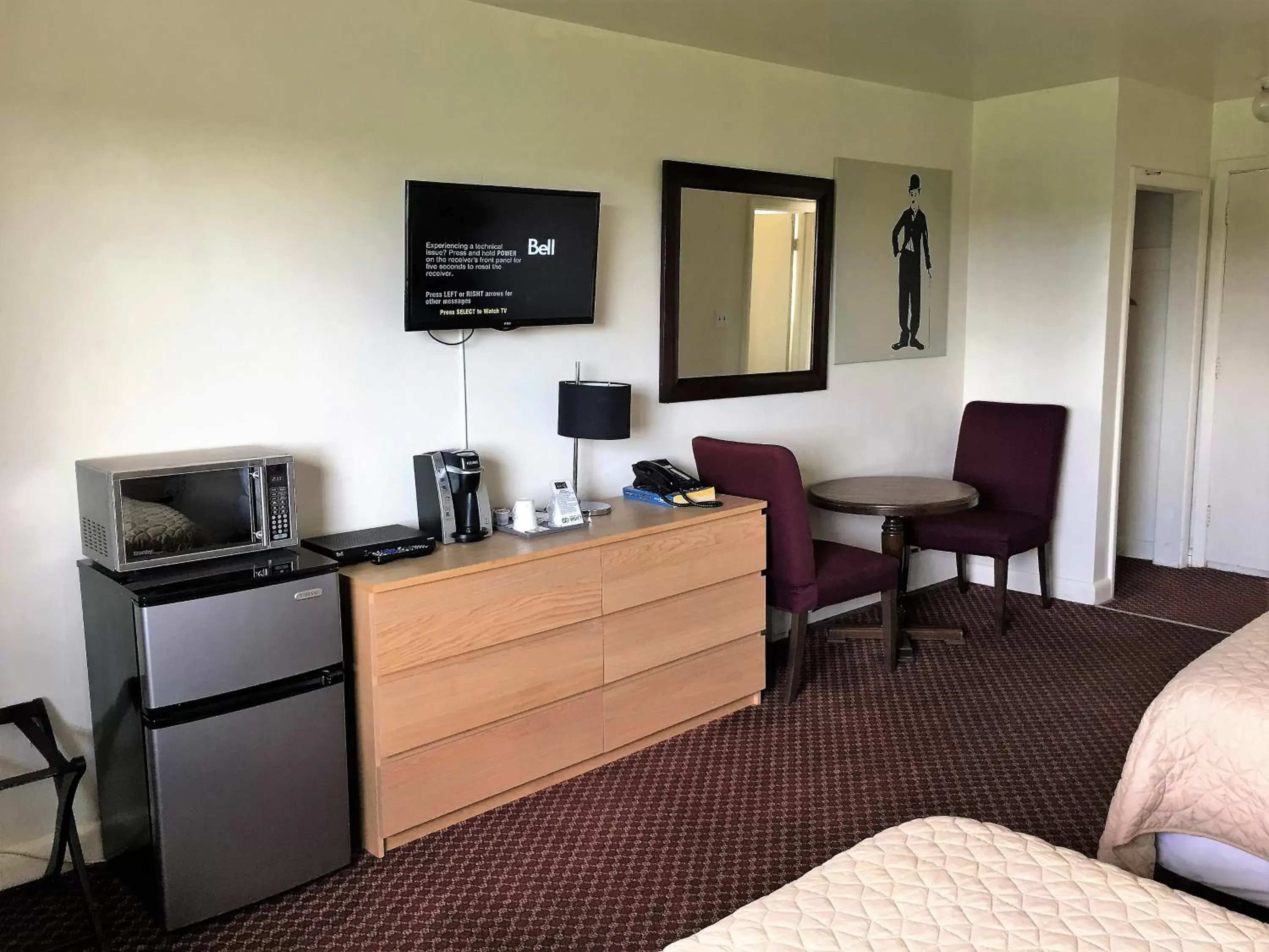 Coffee/tea facilities, TV/Entertainment Center in Lord Nelson Motel