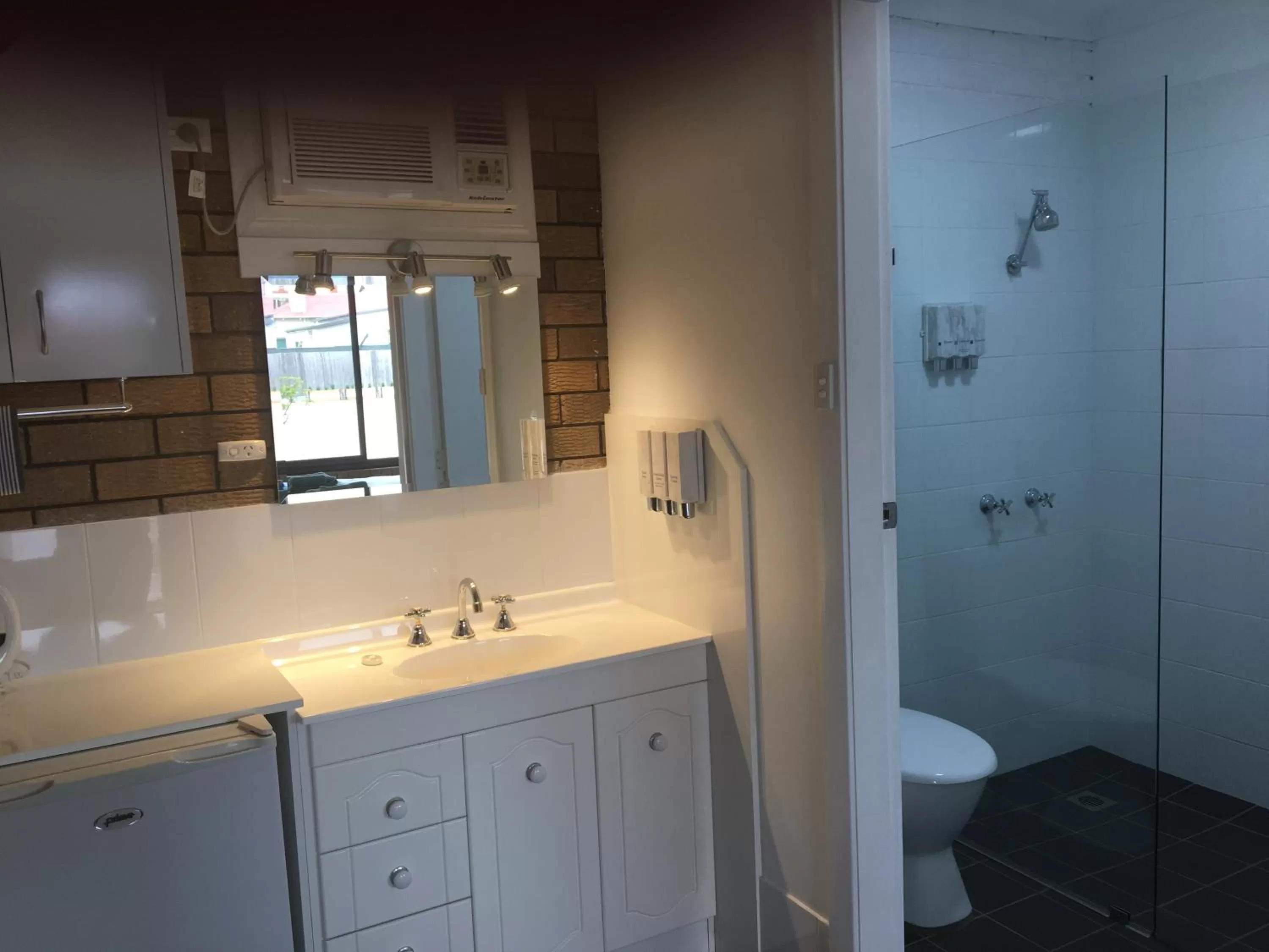 Bathroom in Camellia Motel