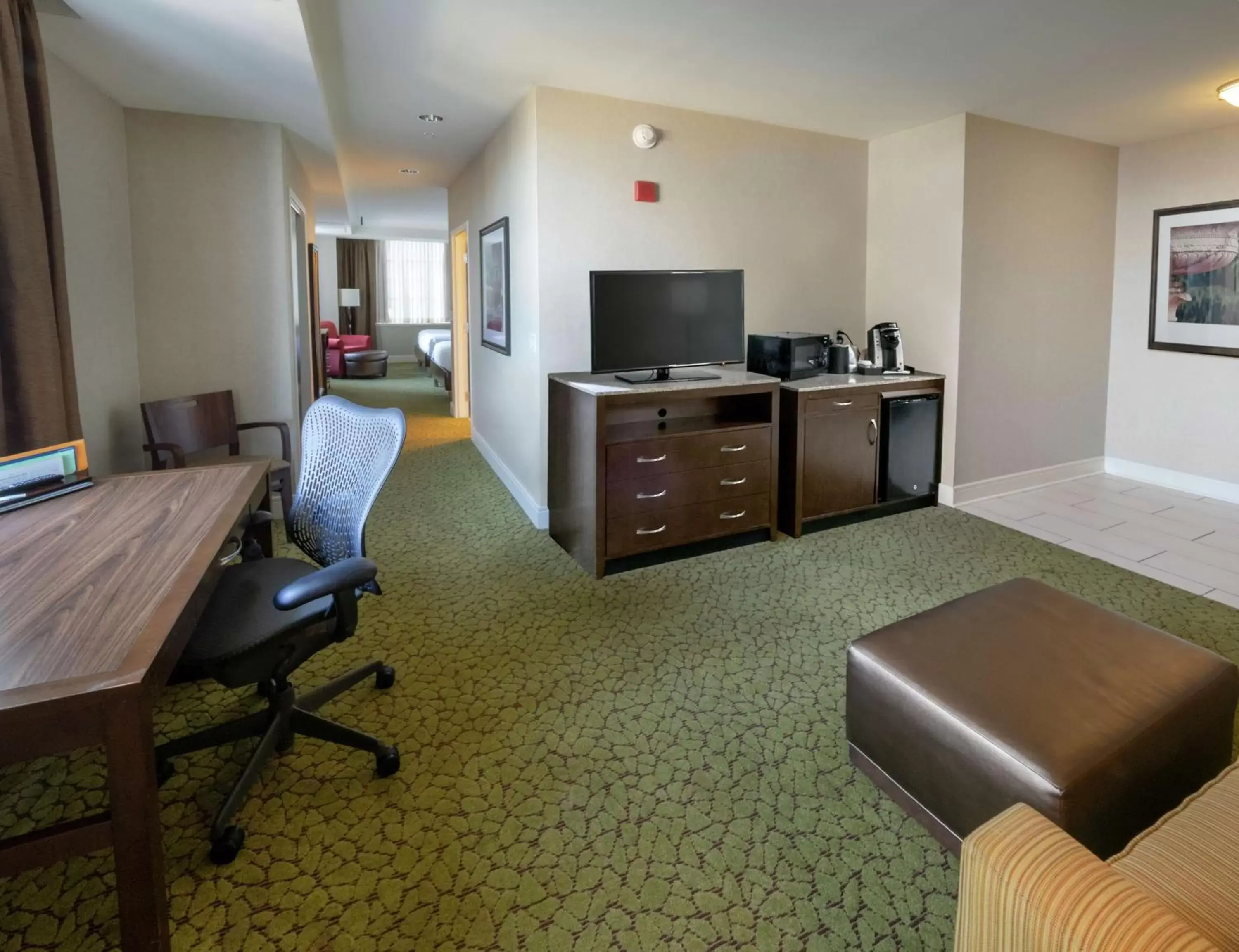 Bedroom, TV/Entertainment Center in The Hilton Garden Inn Buffalo-Downtown