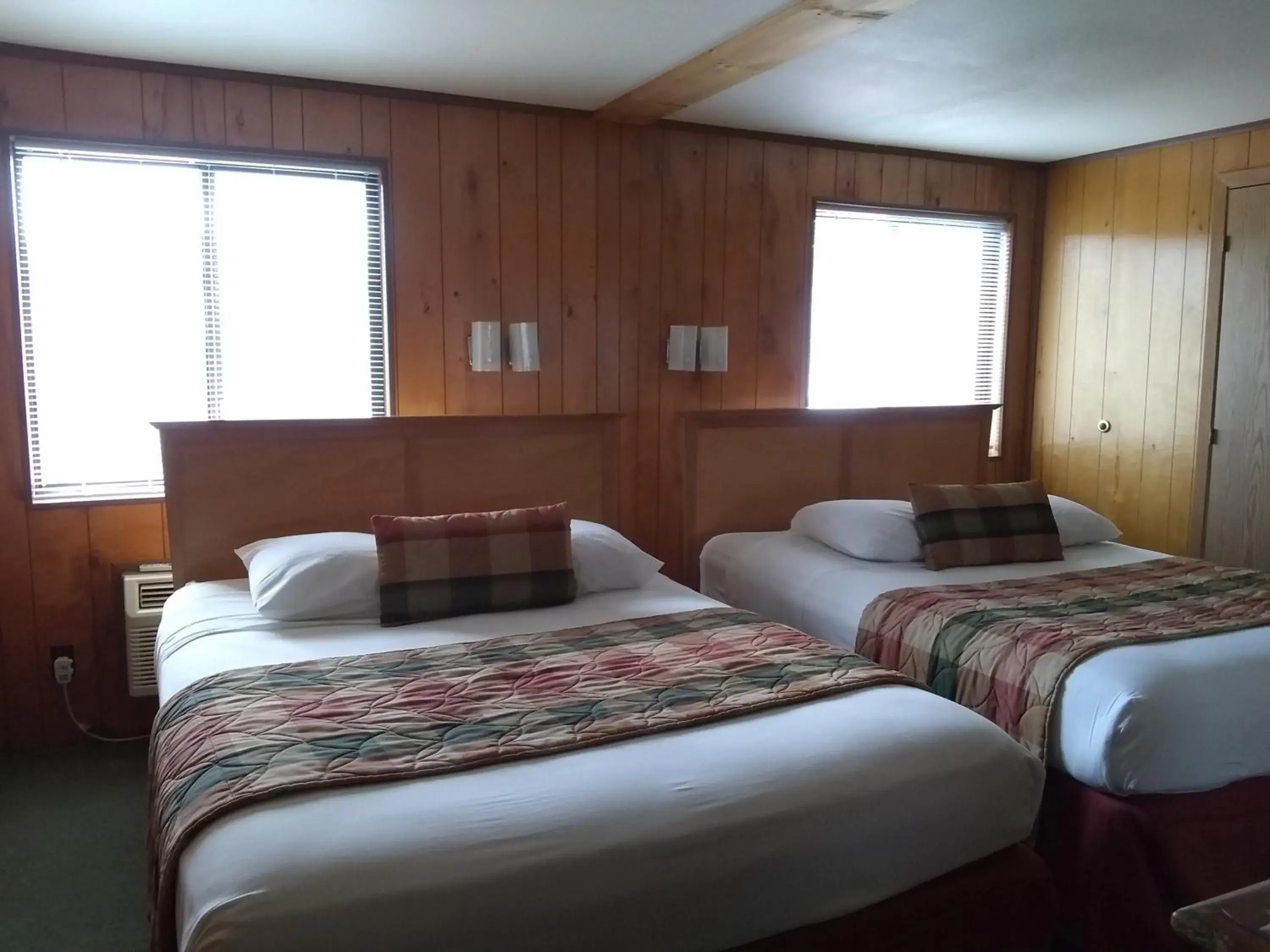 Photo of the whole room, Bed in The Orca Inn