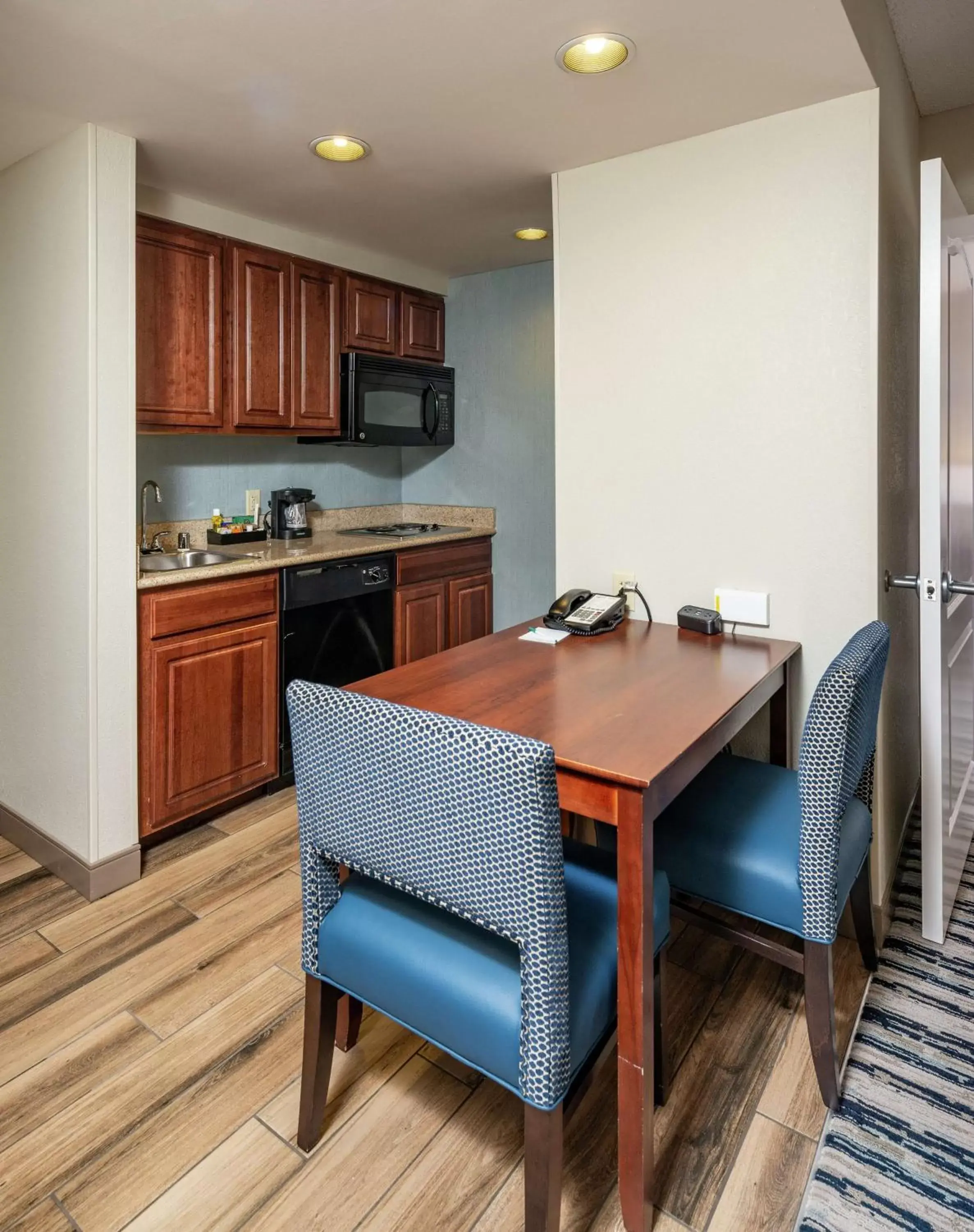 Kitchen or kitchenette, Kitchen/Kitchenette in Homewood Suites by Hilton Portland