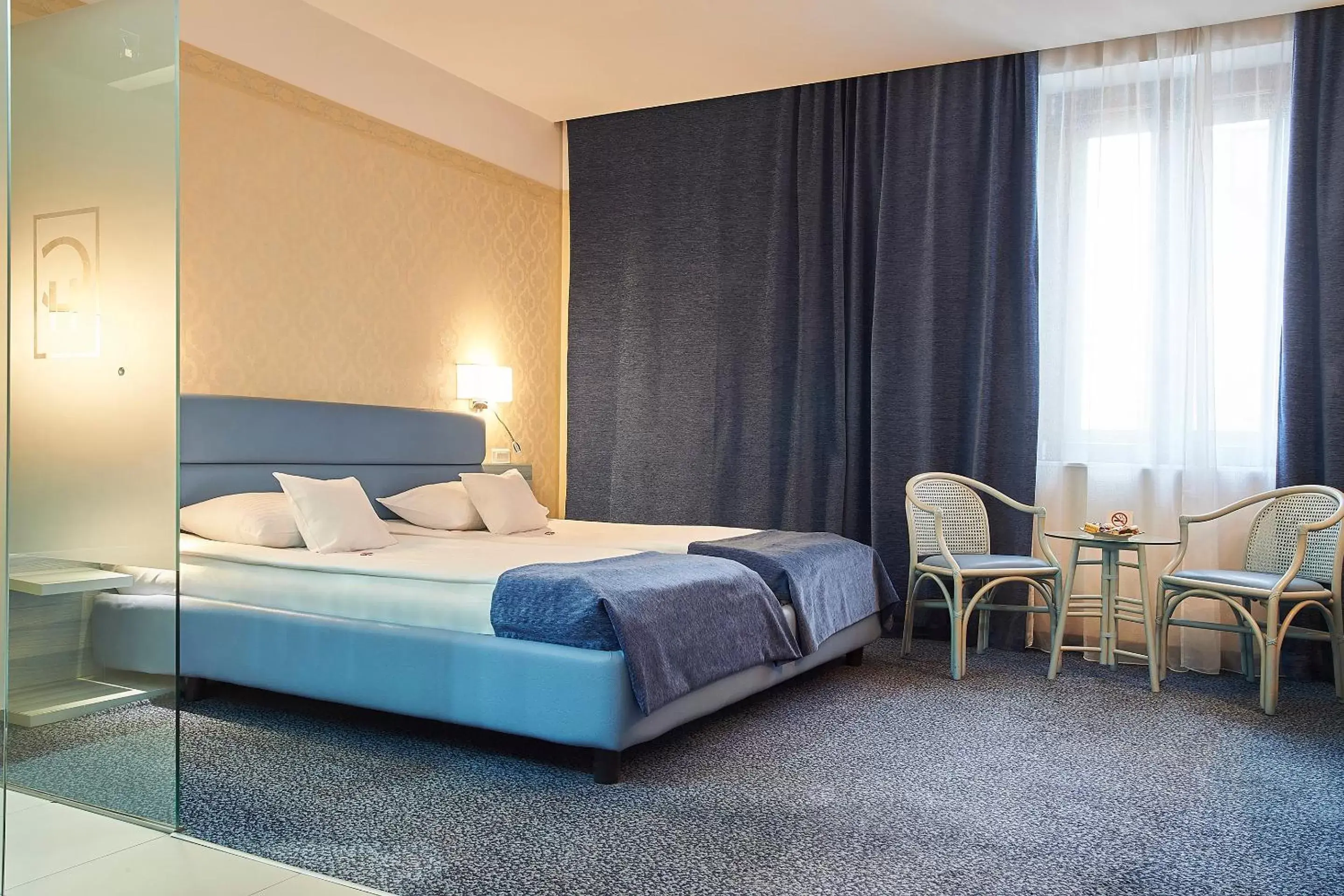 Photo of the whole room, Bed in Continental Forum Sibiu