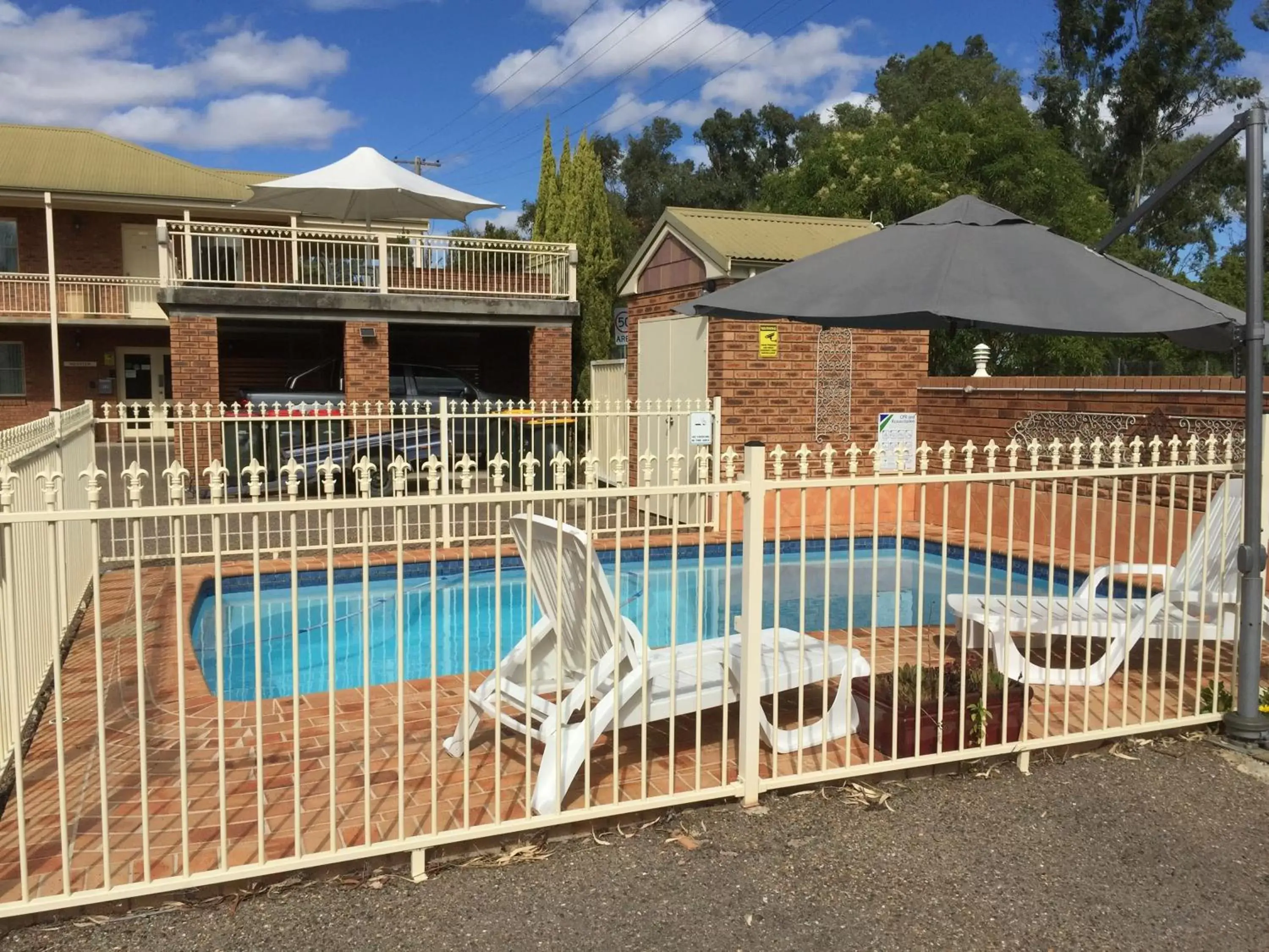 Swimming Pool in Golf Links Motel