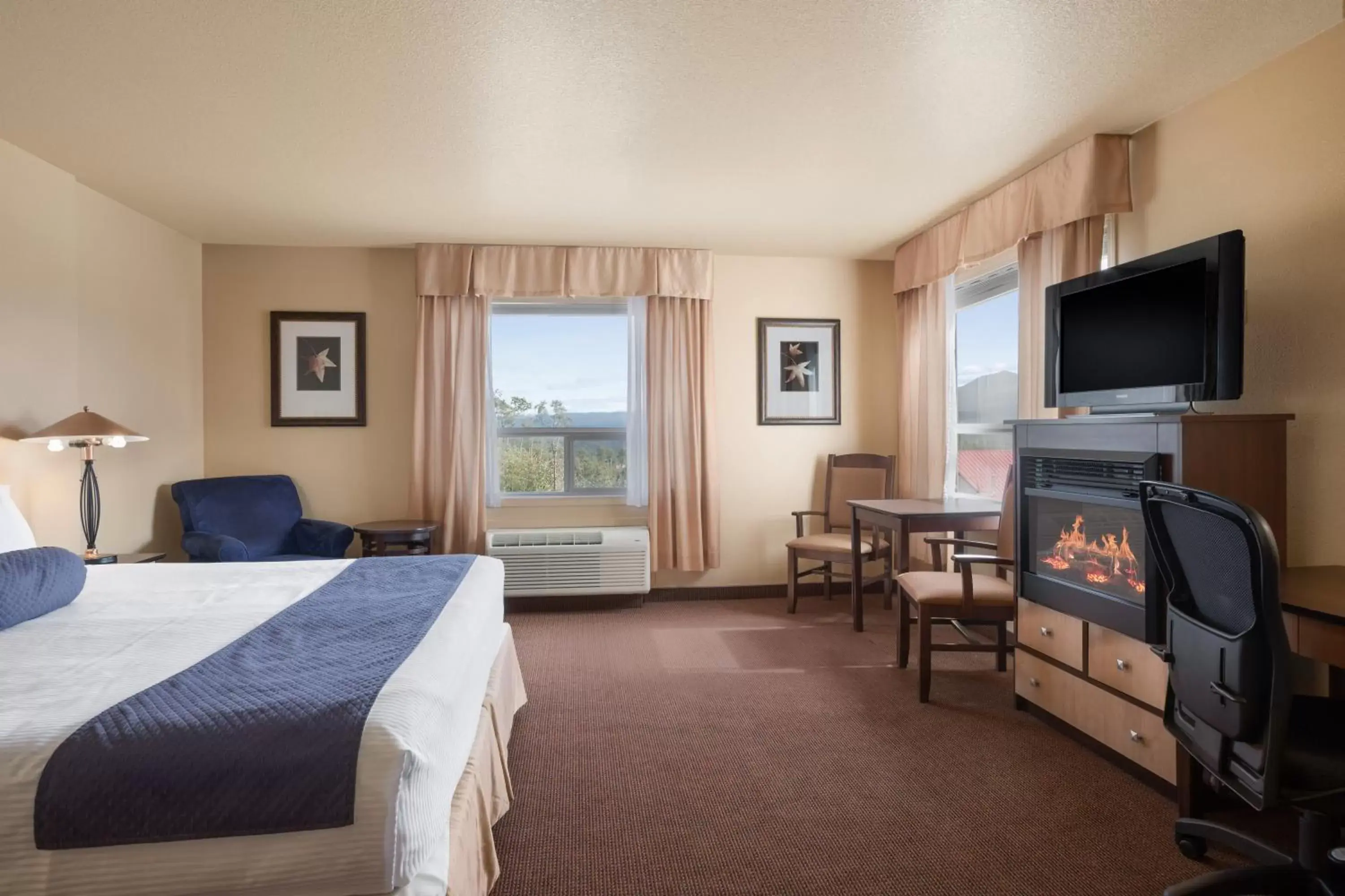 Bed, TV/Entertainment Center in Grande Cache Inn & Suites