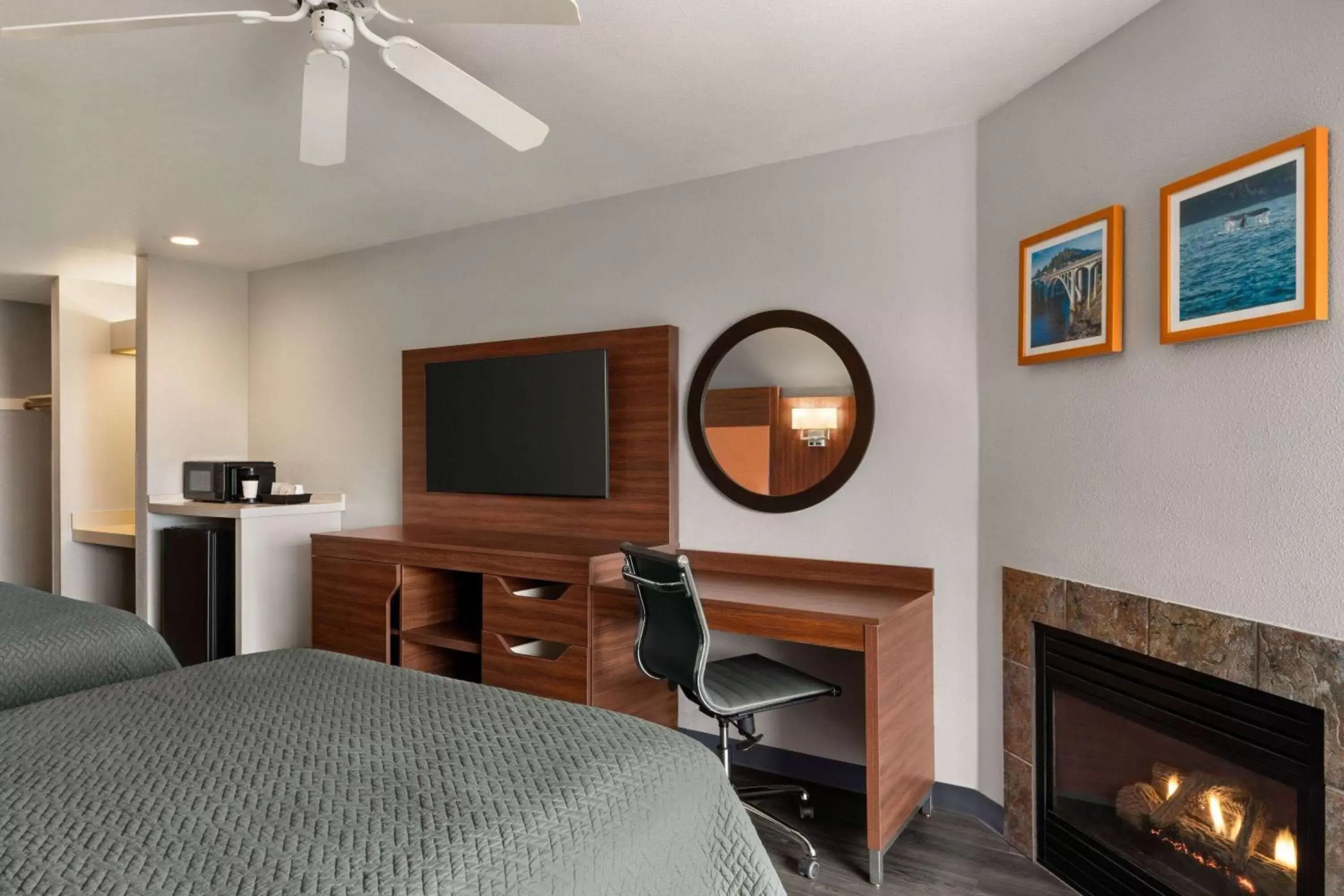 Photo of the whole room, TV/Entertainment Center in Travelodge by Wyndham Depoe Bay