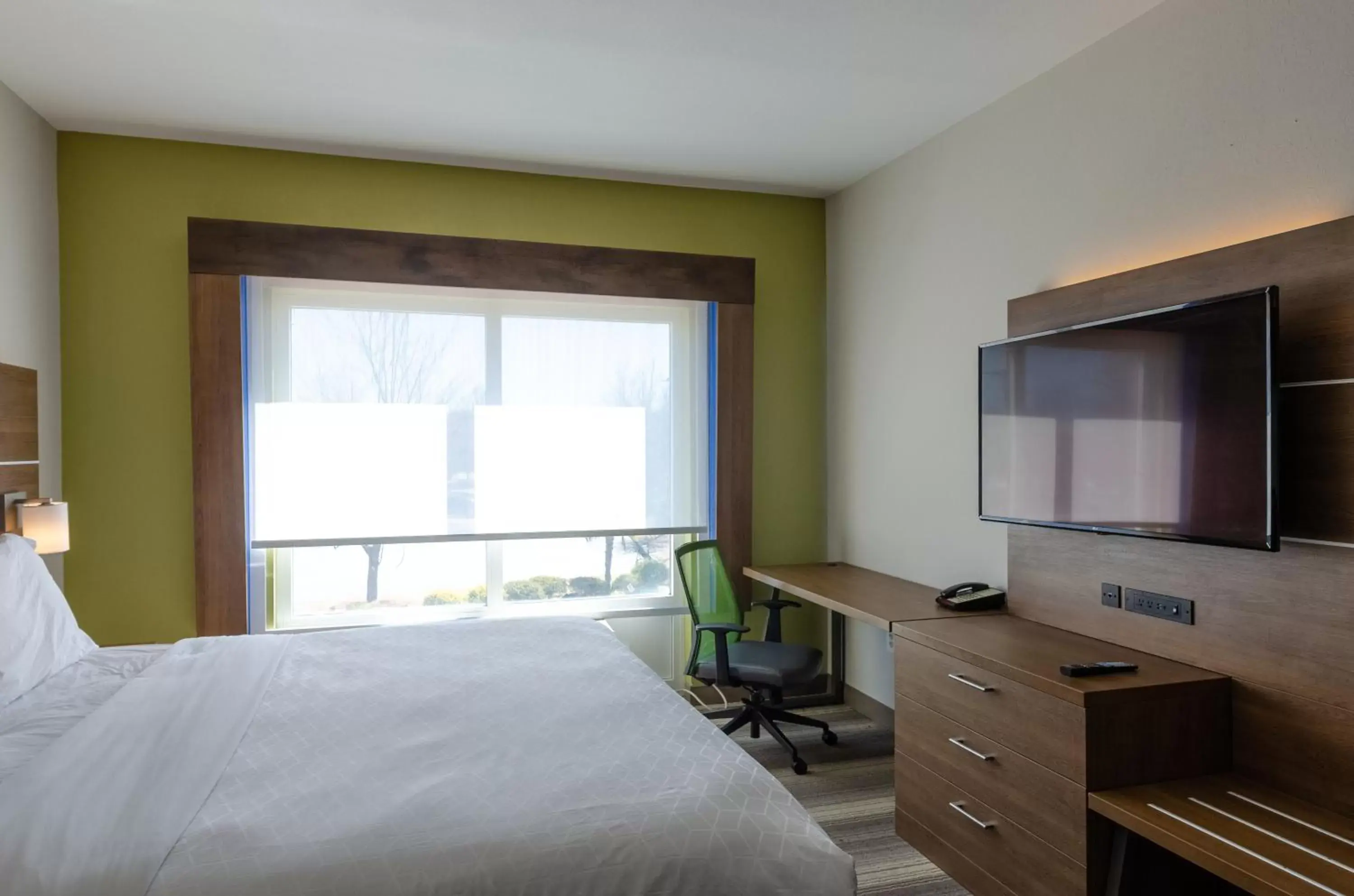 Bed in Holiday Inn Express Hotel & Suites Atlanta Airport West - Camp Creek, an IHG Hotel