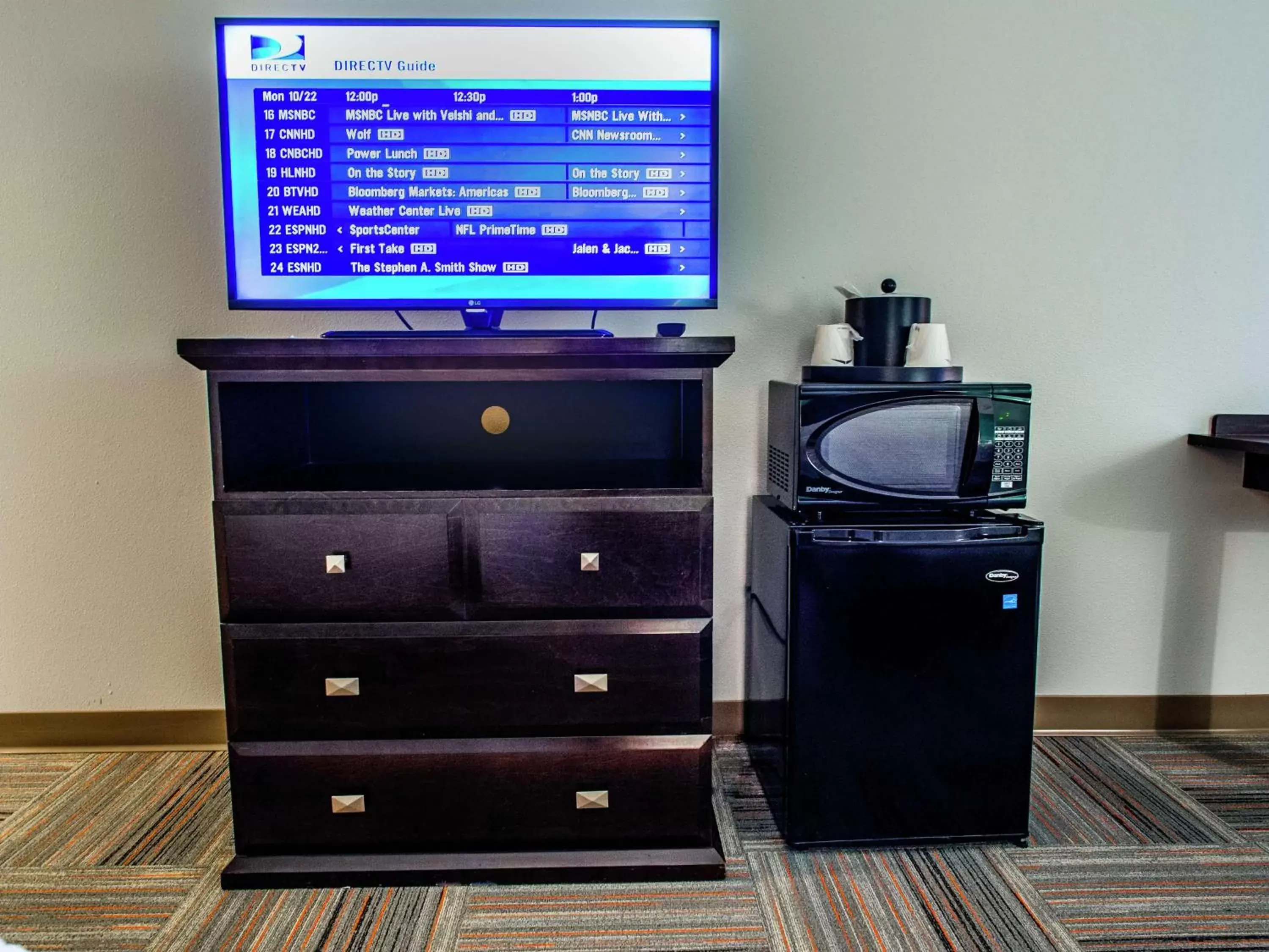 Bedroom, TV/Entertainment Center in Hampton Inn Miami