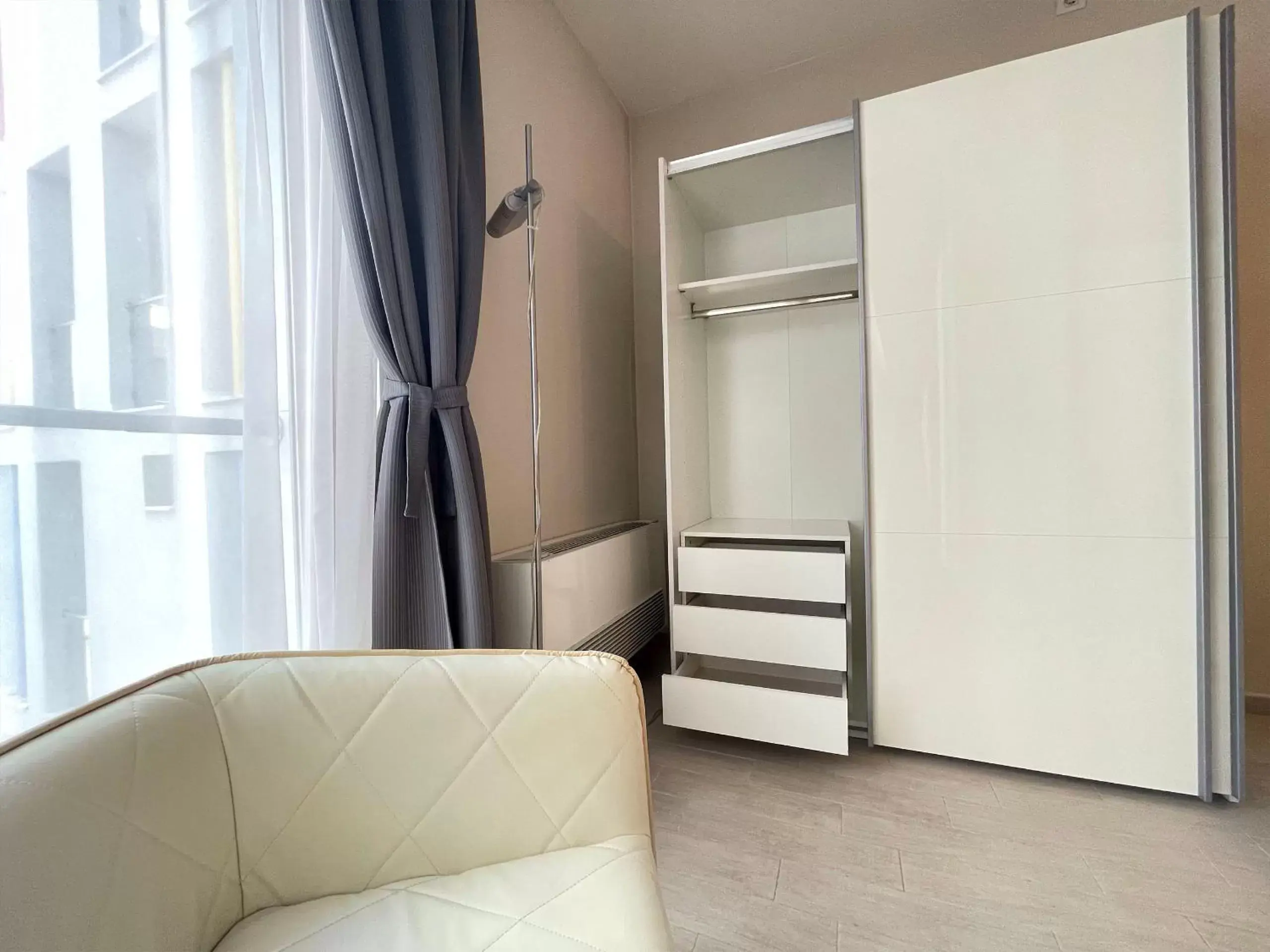 wardrobe, Seating Area in Smart Hotel Budapest