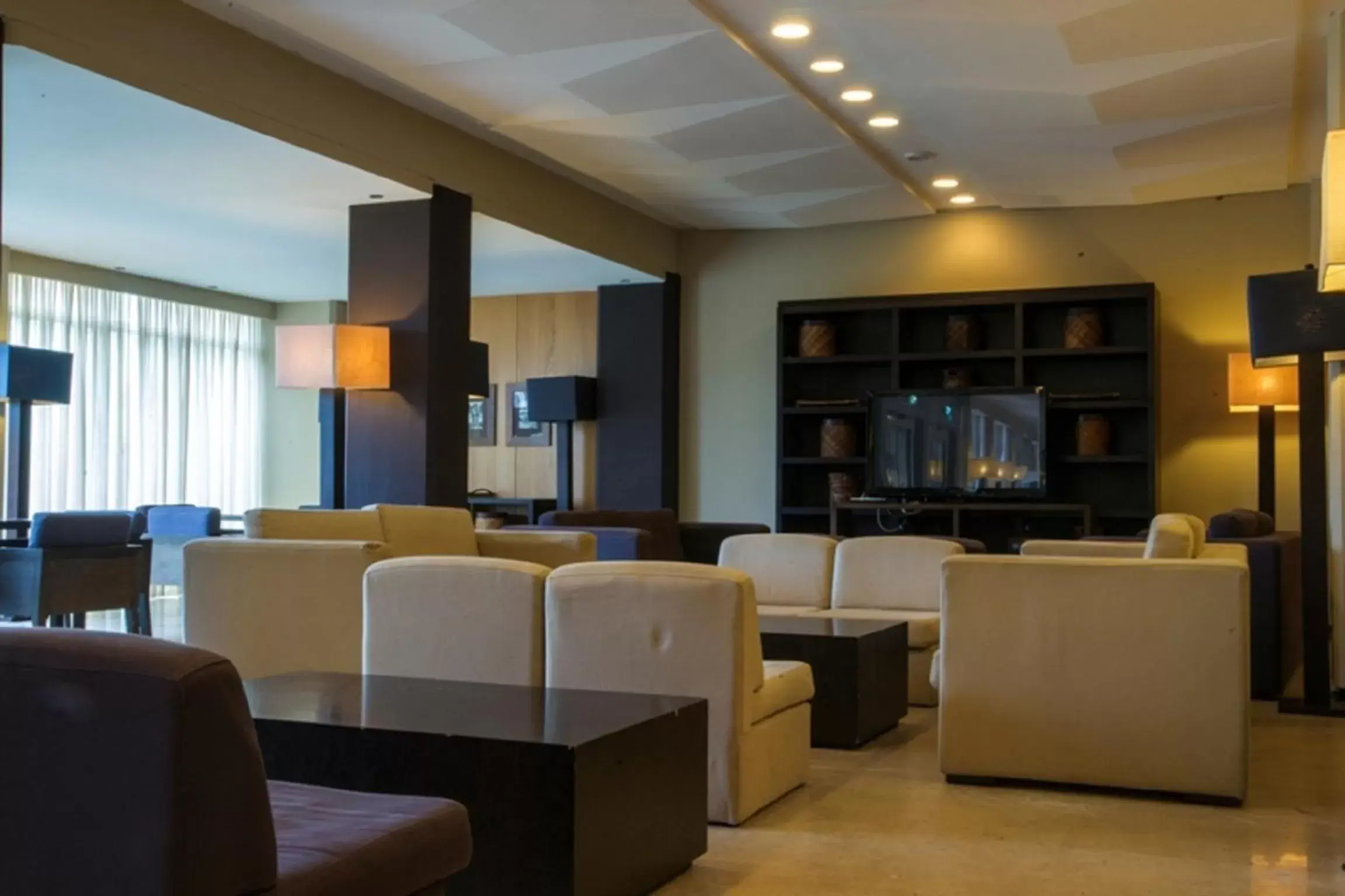 Communal lounge/ TV room in Carcavelos Beach Hotel