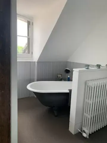Bath, Bathroom in Montys Accommodation