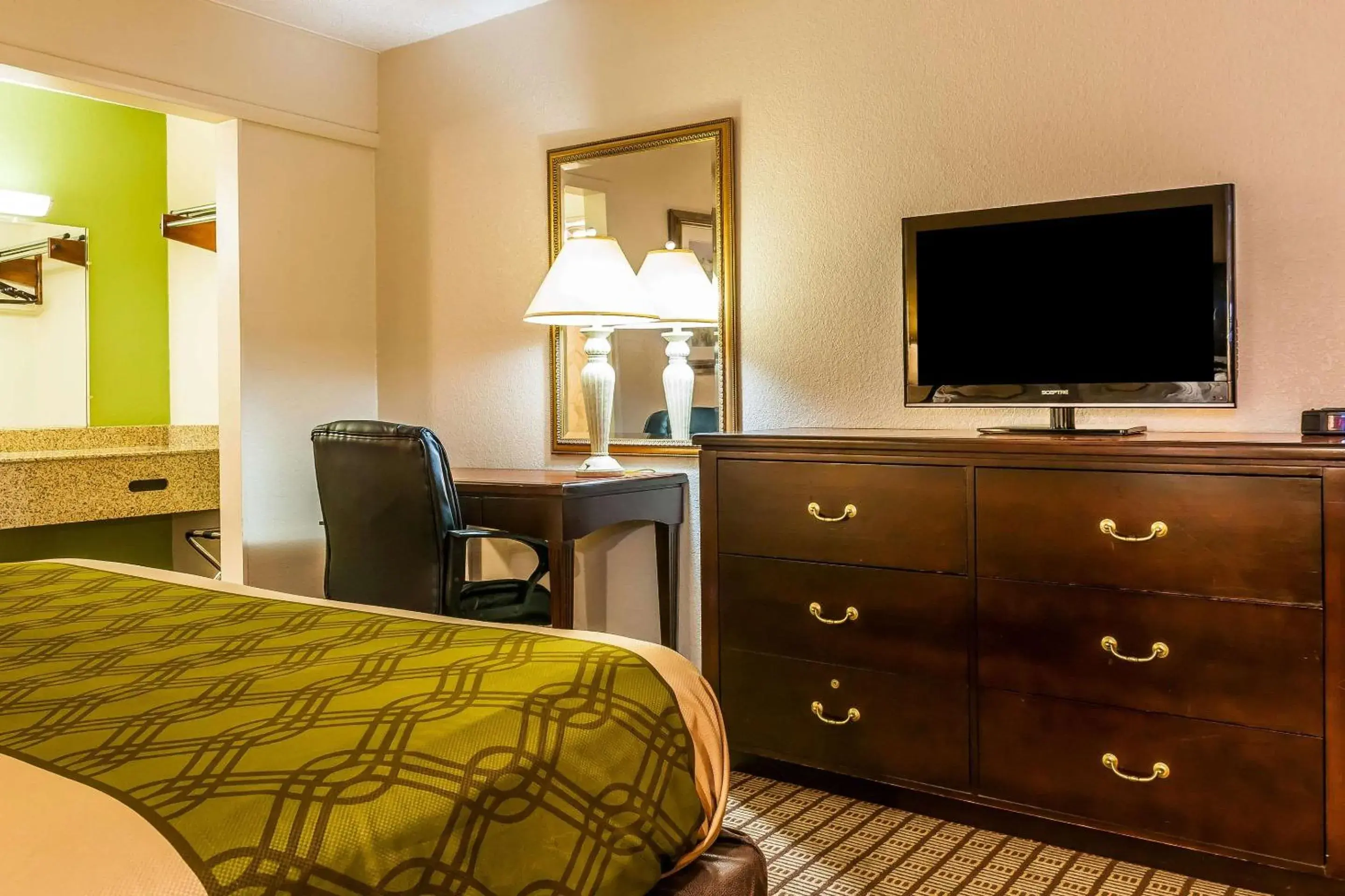 Photo of the whole room, TV/Entertainment Center in Econo Lodge Vincennes