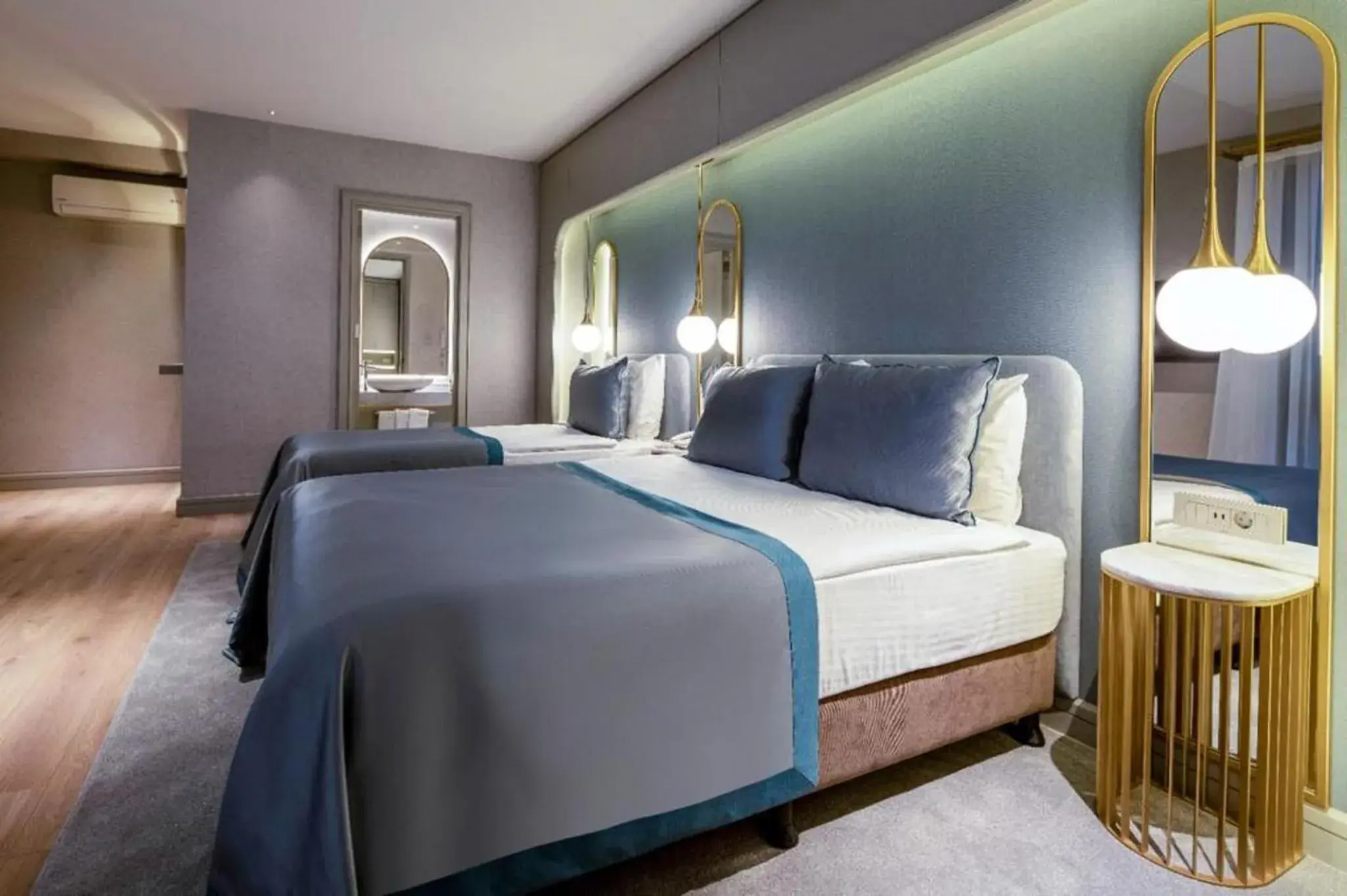 Massage, Bed in Hotel Genova