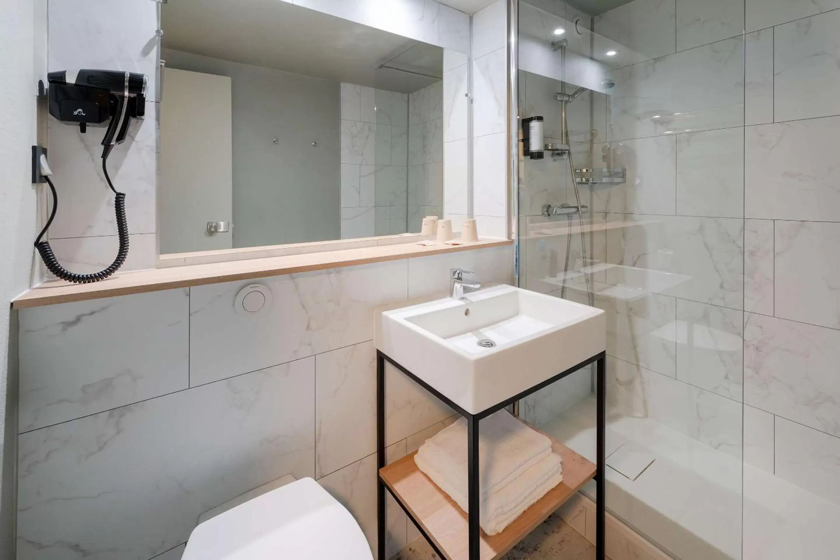 Bathroom in Sure Hotel by Best Western Rochefort-sur-Mer