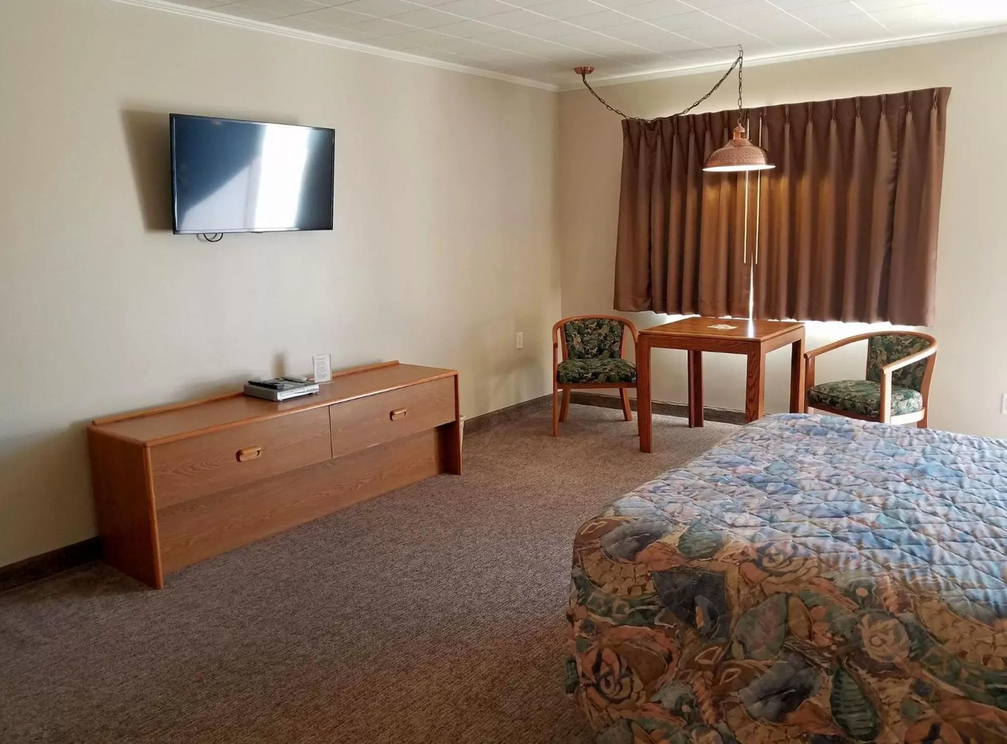 Seating area, Bed in Aquarius Inn