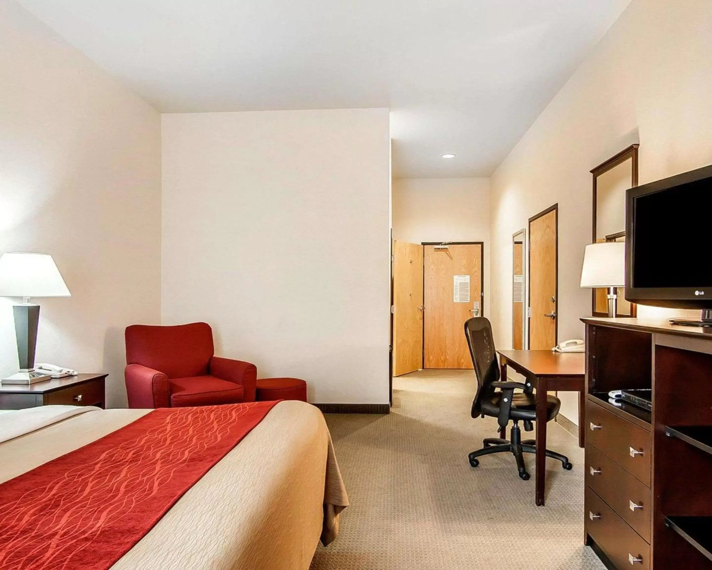 Photo of the whole room, TV/Entertainment Center in Comfort Inn & Suites Creswell