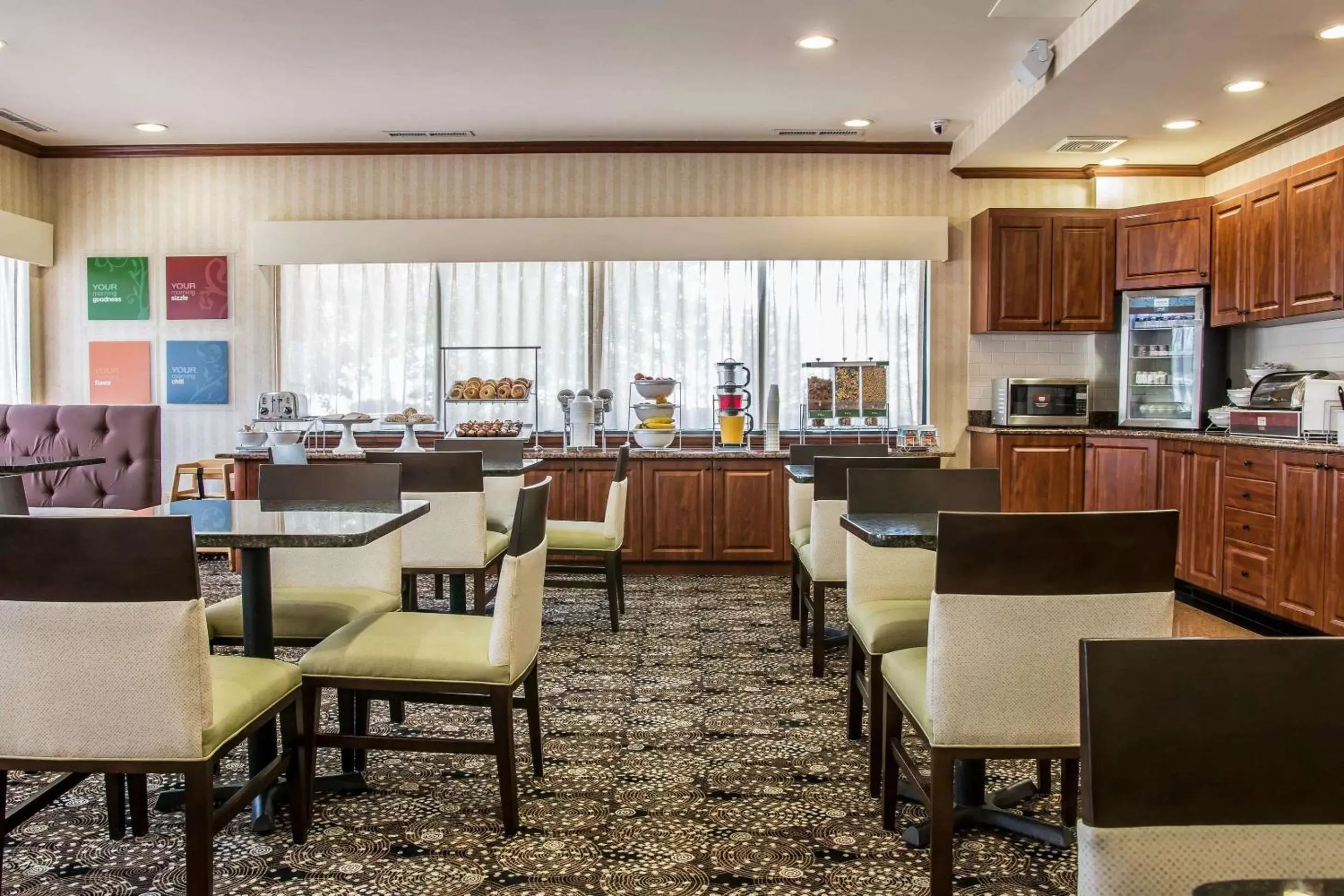 Restaurant/Places to Eat in Comfort Suites Canton