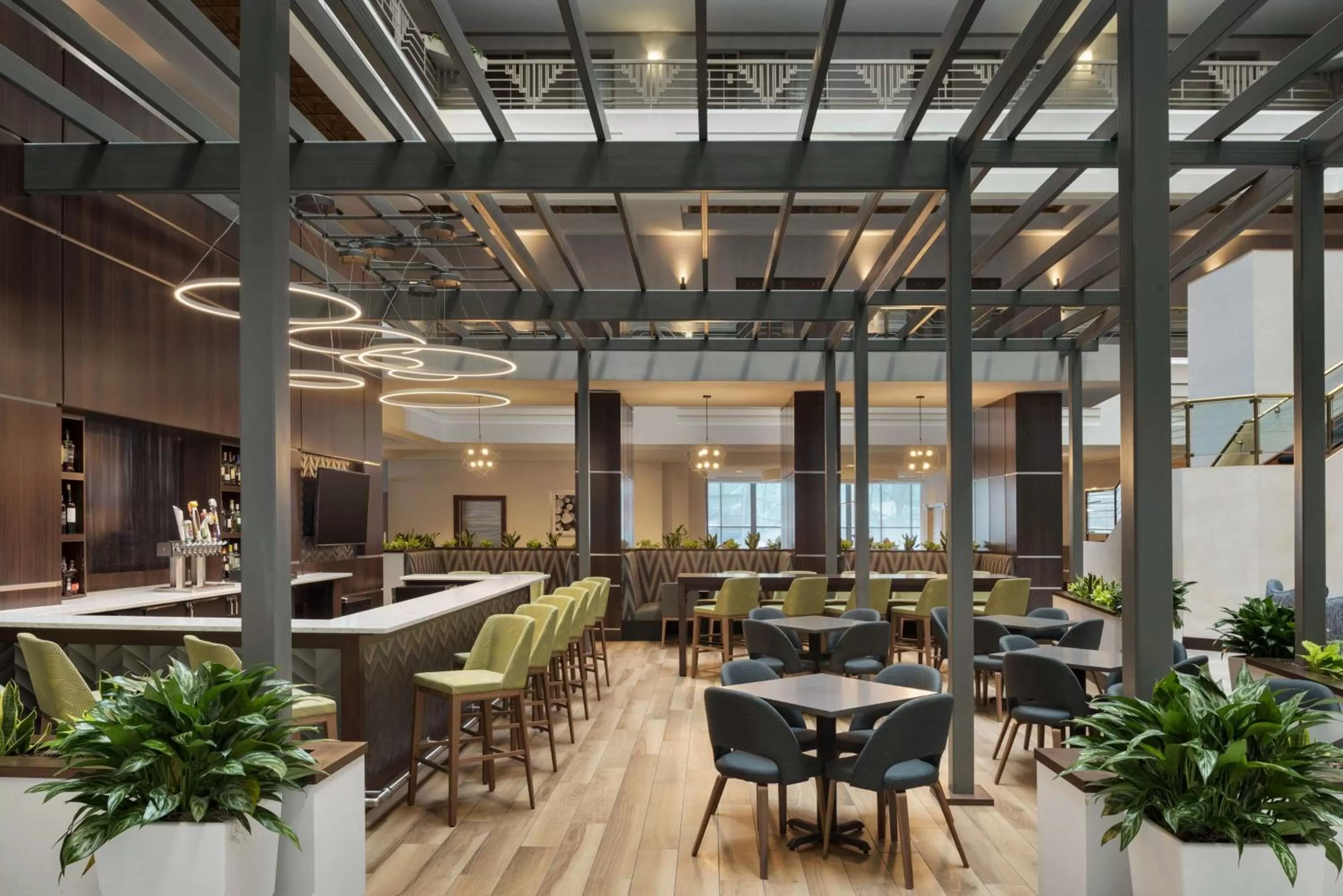 Lounge or bar in Embassy Suites by Hilton Indianapolis Downtown