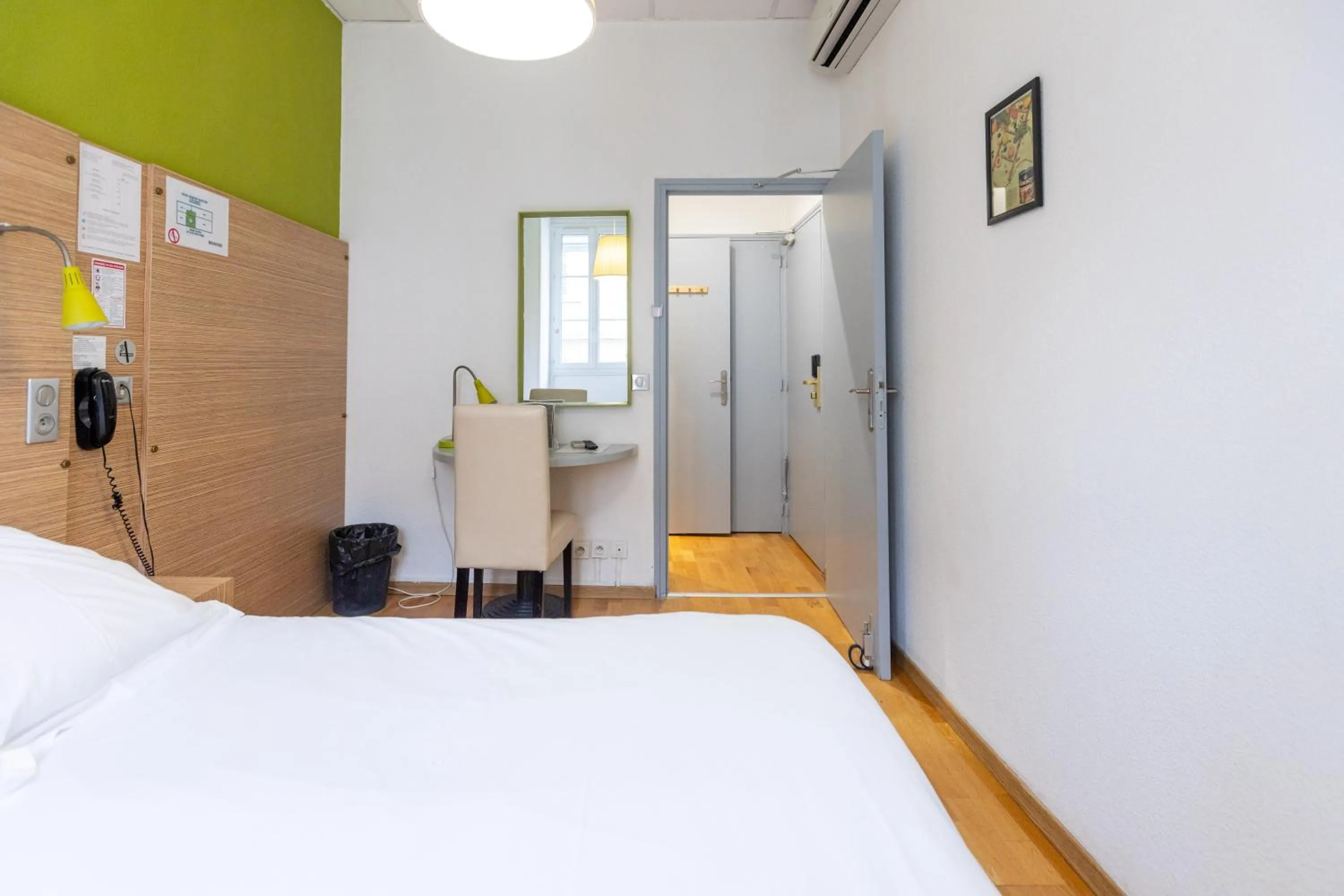 Bed in Hôtel Edmond Rostand