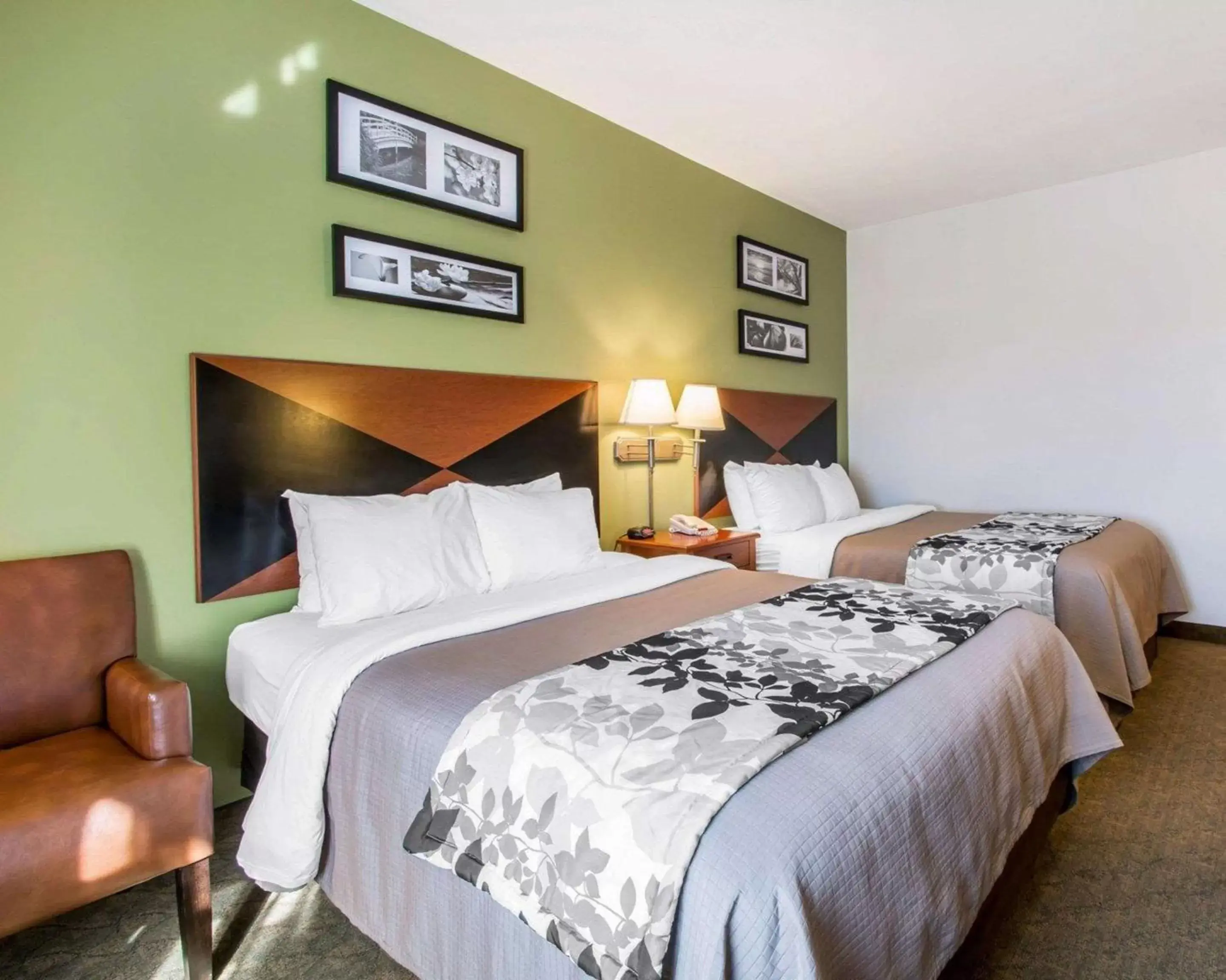 Photo of the whole room, Bed in Sleep Inn & Suites Panama City Beach