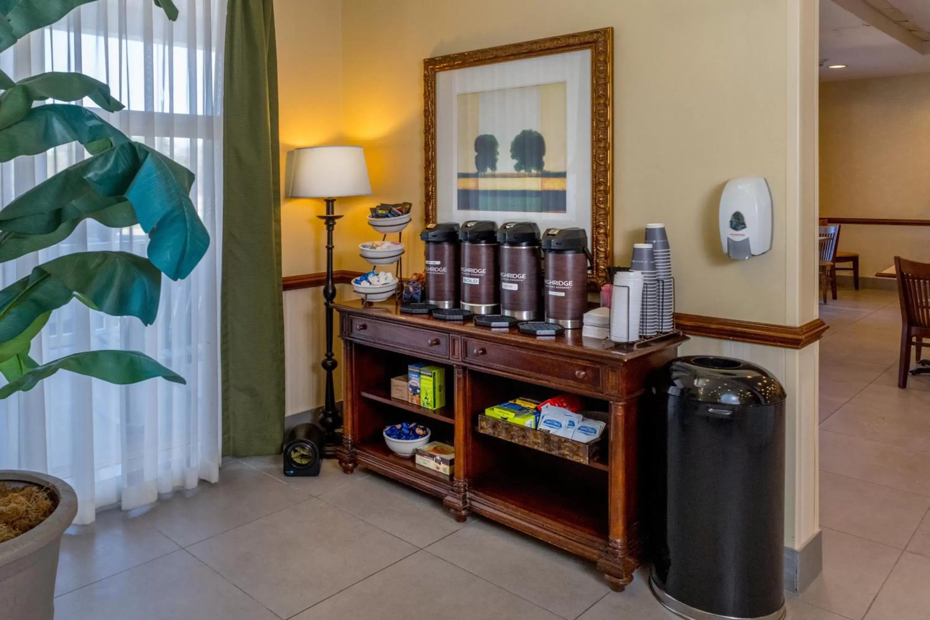 Coffee/tea facilities in Country Inn & Suites by Radisson, Princeton, WV