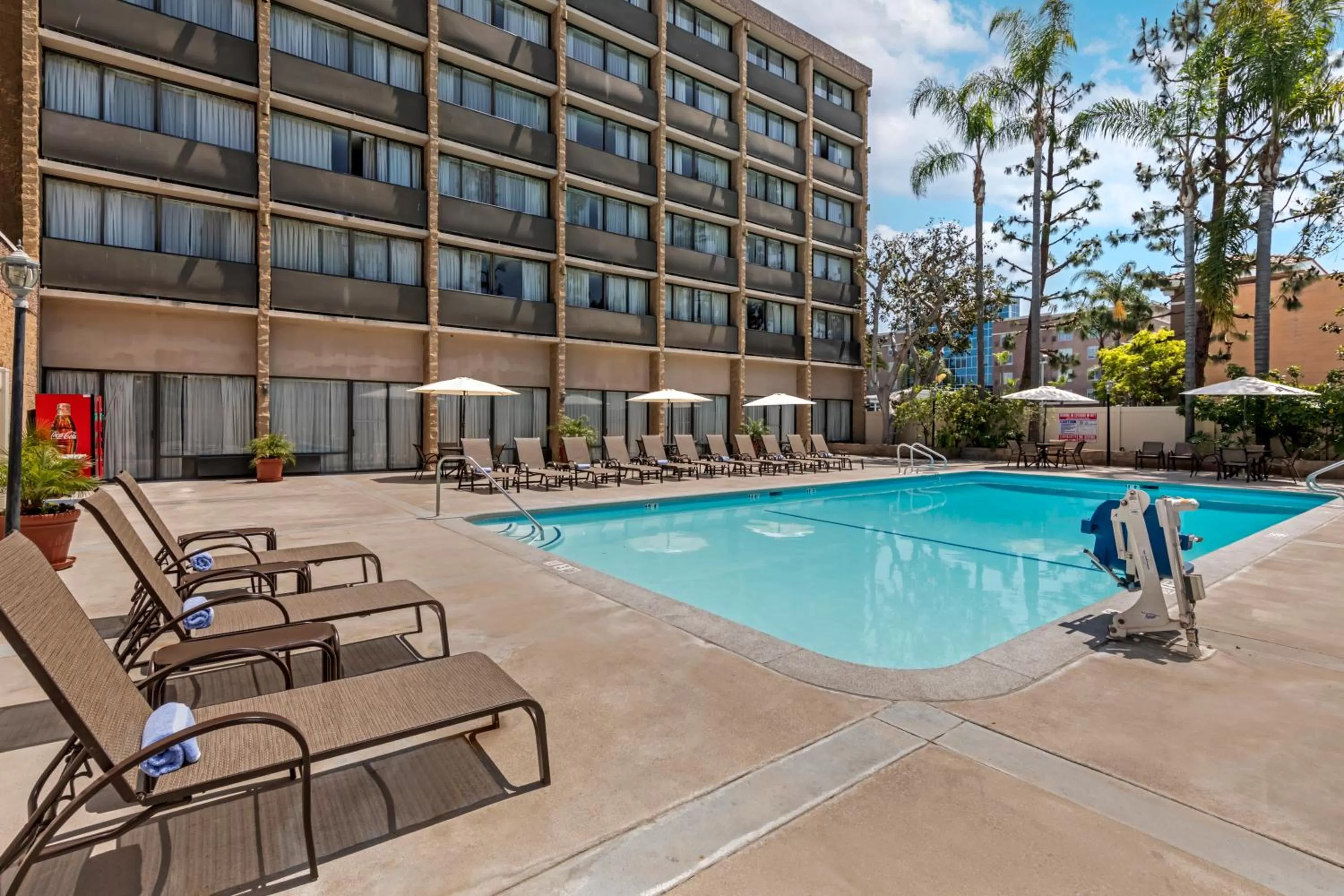 Swimming pool in Clarion Hotel Anaheim Resort