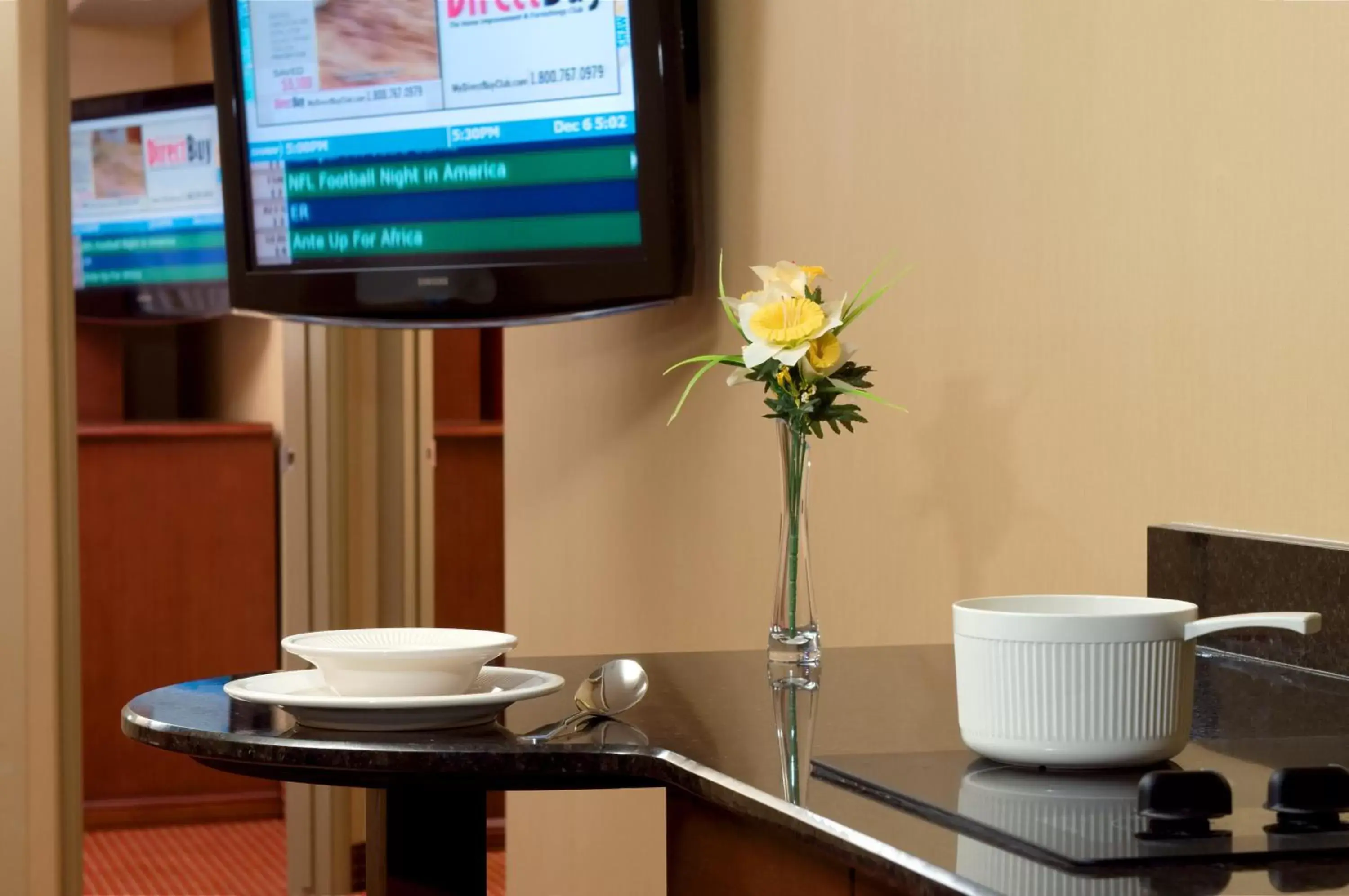 Dining area, TV/Entertainment Center in Merit Hotel & Suites