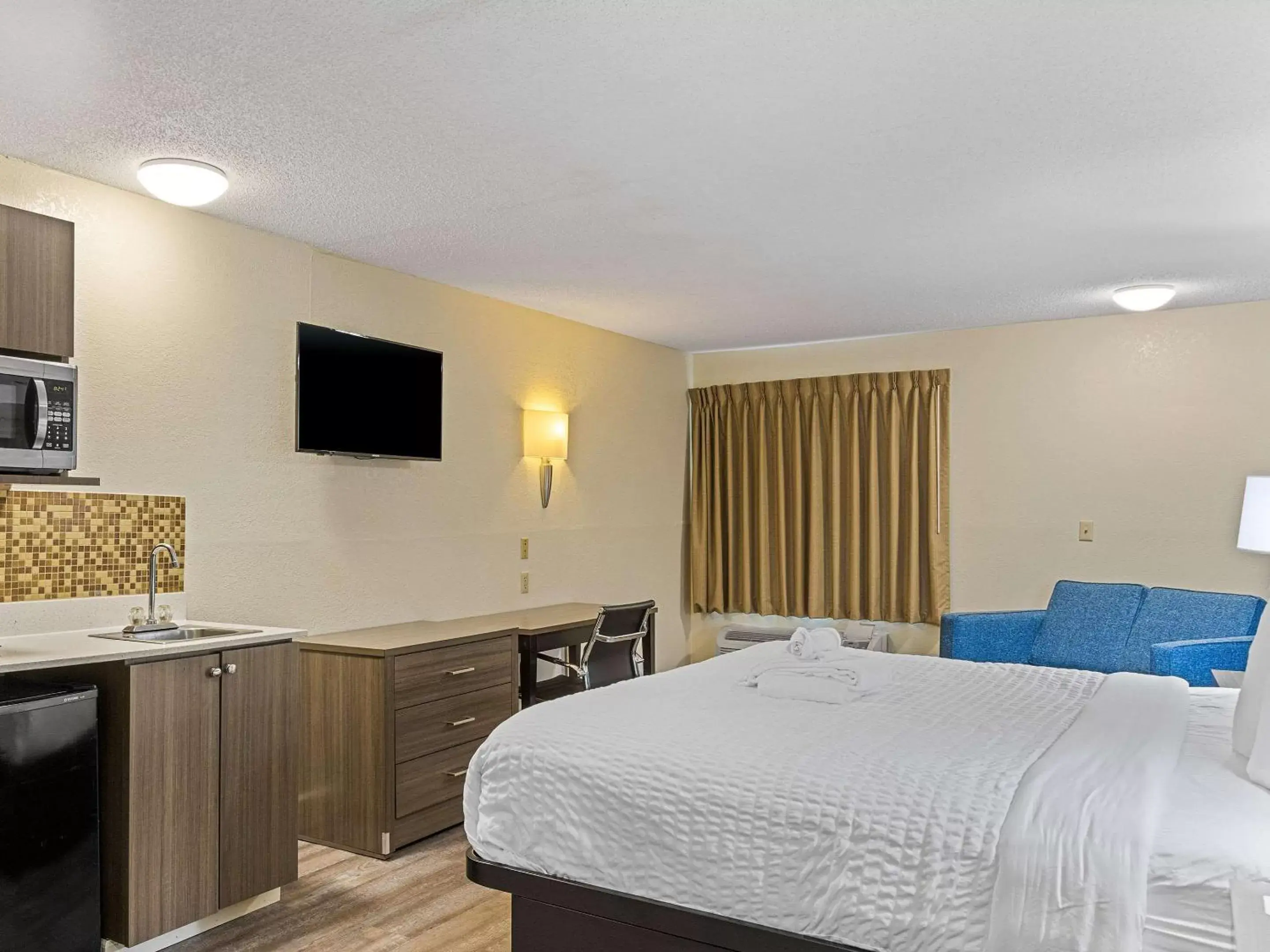 Photo of the whole room, Bed in Clarion Pointe Savannah Gateway I-95