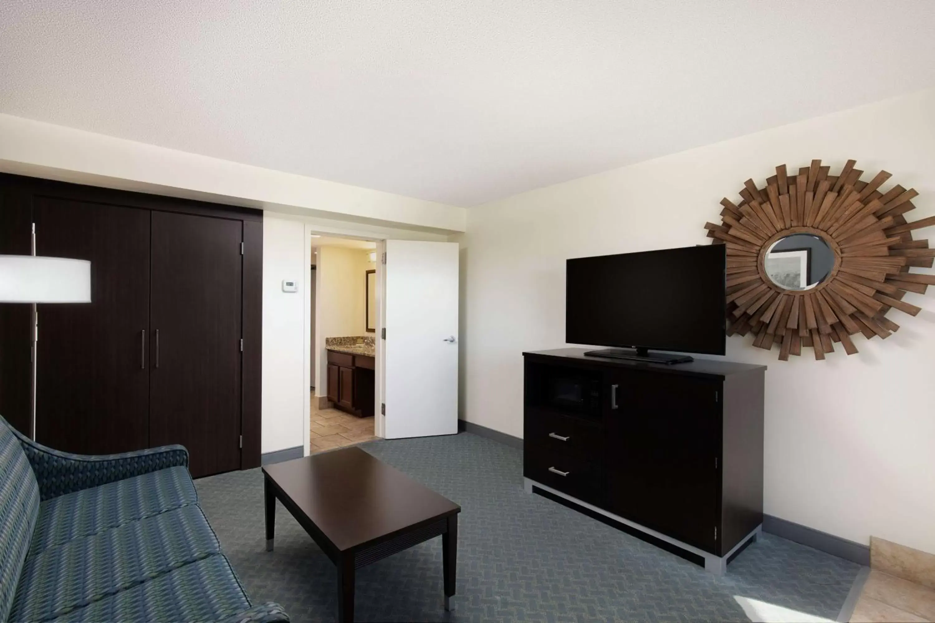 Bedroom, TV/Entertainment Center in DoubleTree Resort by Hilton Myrtle Beach Oceanfront