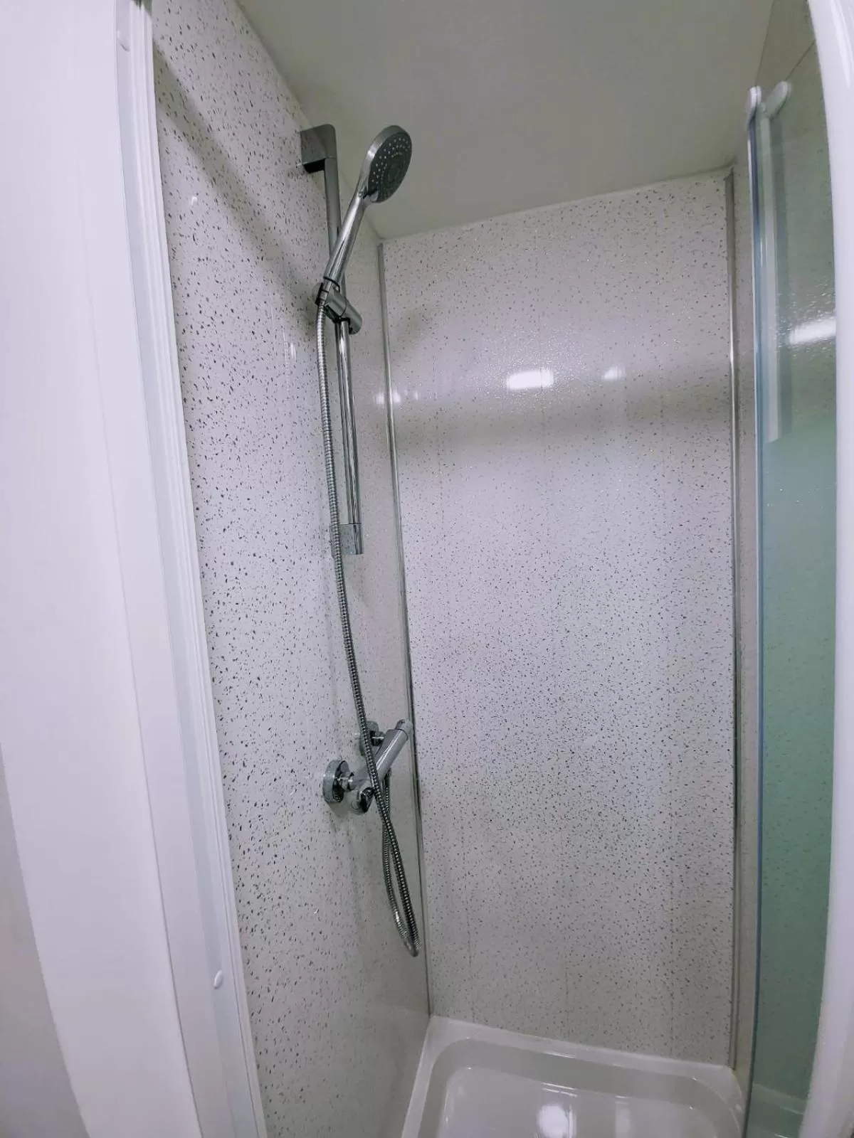 Shower in Easy Living Nottingham - Burns Street