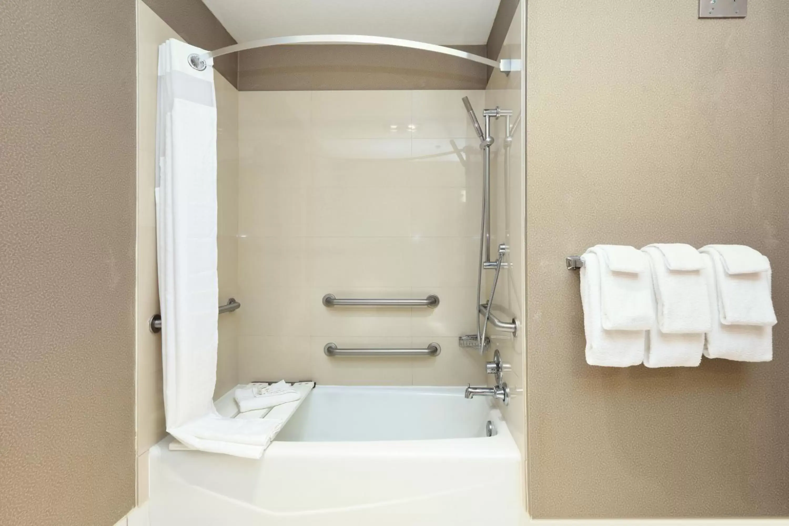 Bathroom in Holiday Inn & Suites Santa Maria by IHG Bathroom in Holiday Inn & Suites Santa Maria by IHG