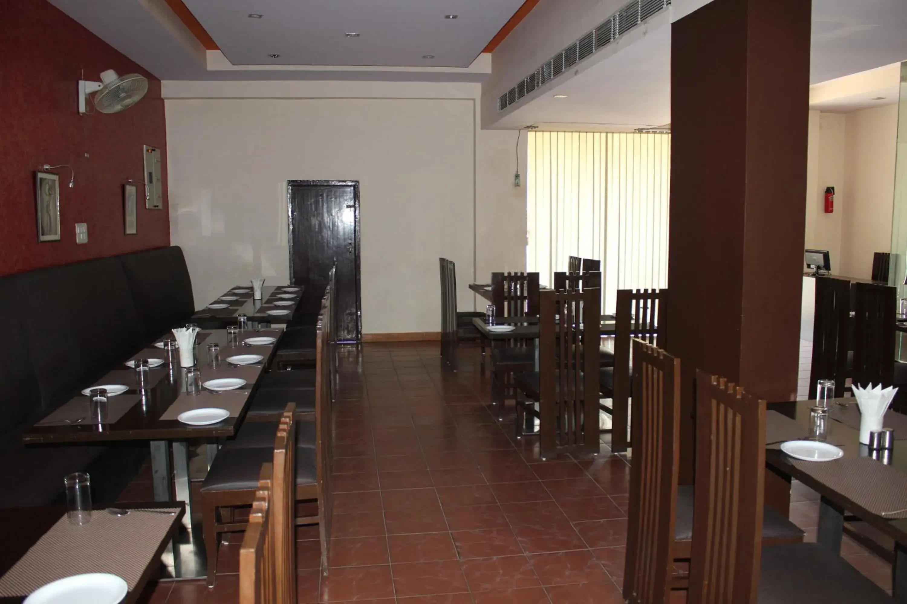 Restaurant/Places to Eat in Hotel Savi Regency