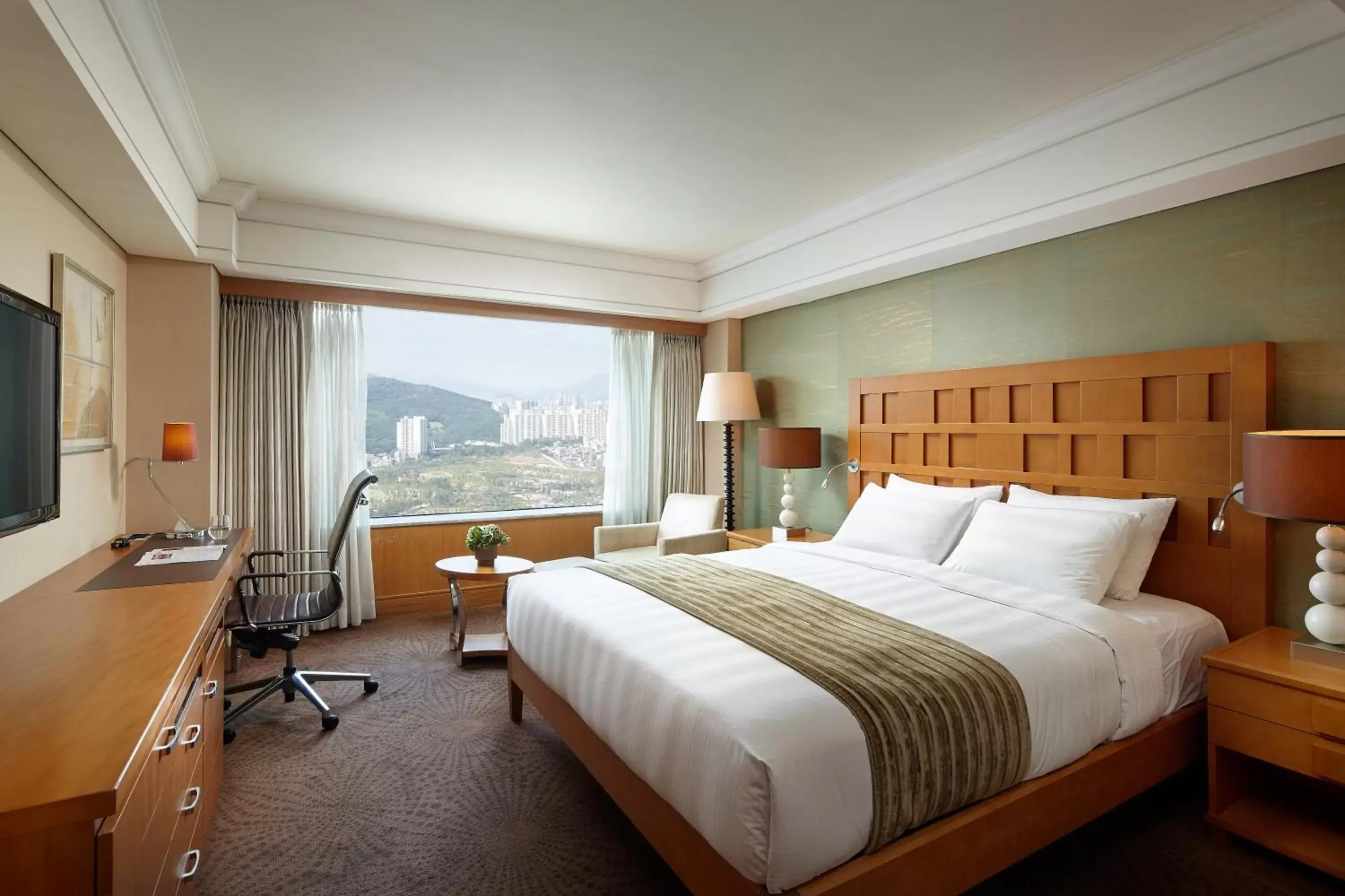 Photo of the whole room, Bed in Lotte Hotel Busan