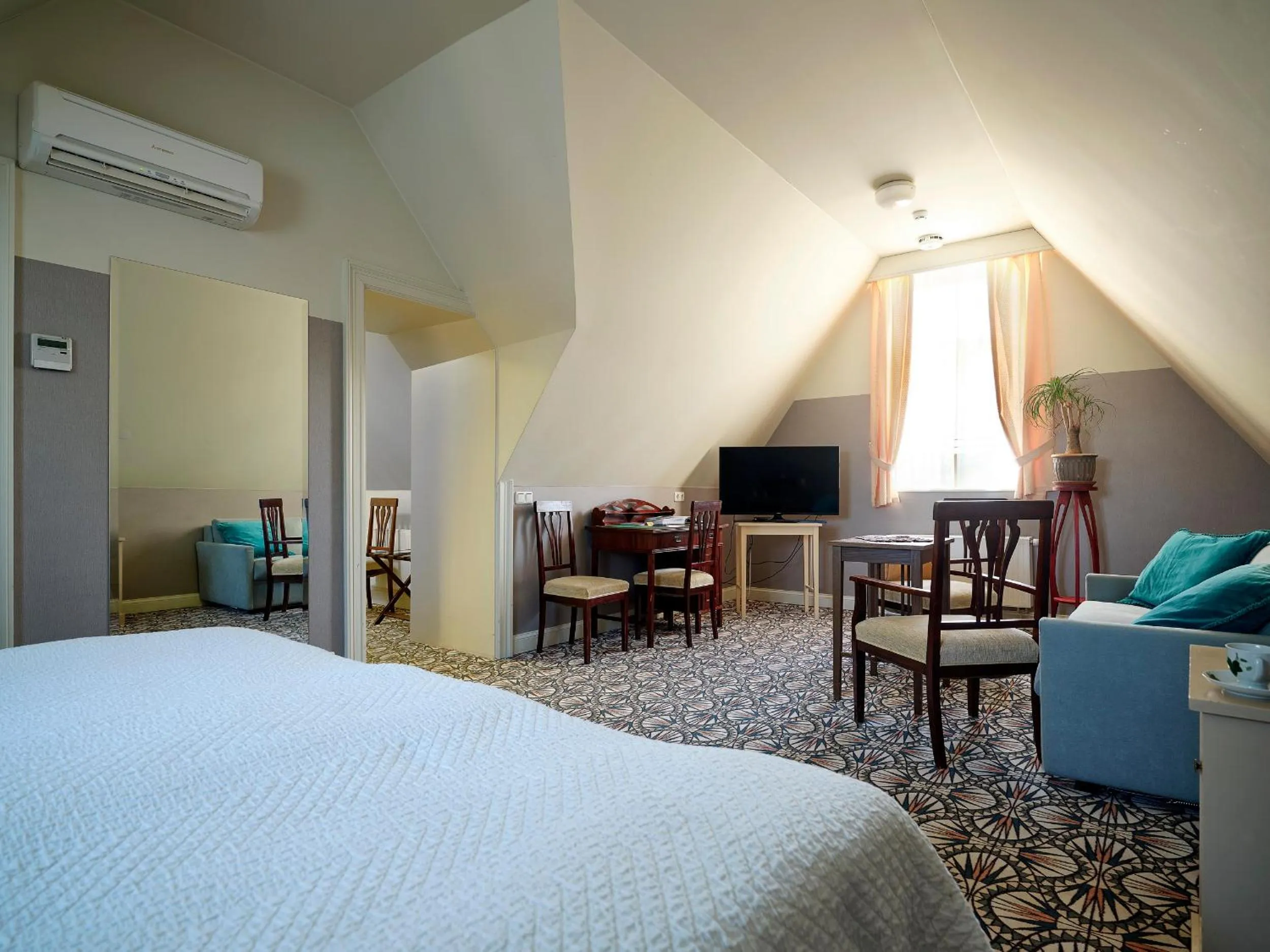 Seating area, Bed in Villa Ammende Restaurant and Hotel