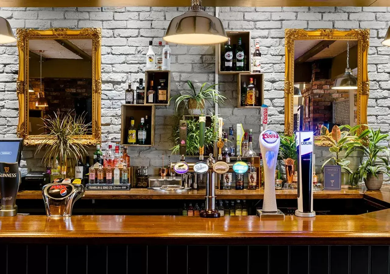 Lounge or bar, Kitchen/Kitchenette in Dragonfly Hotel Bury St Edmunds