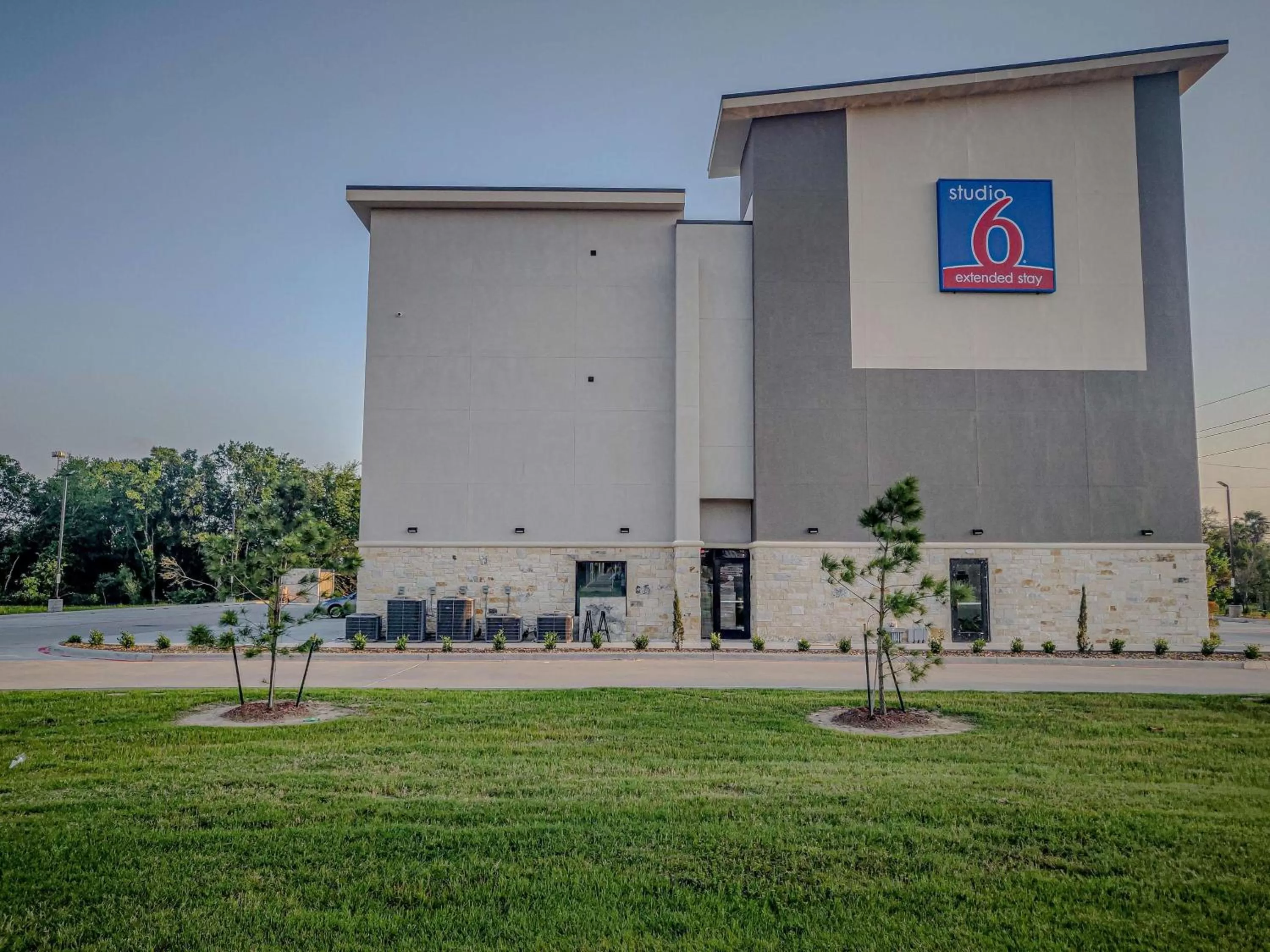 Property building in Studio 6 Katy, Tx