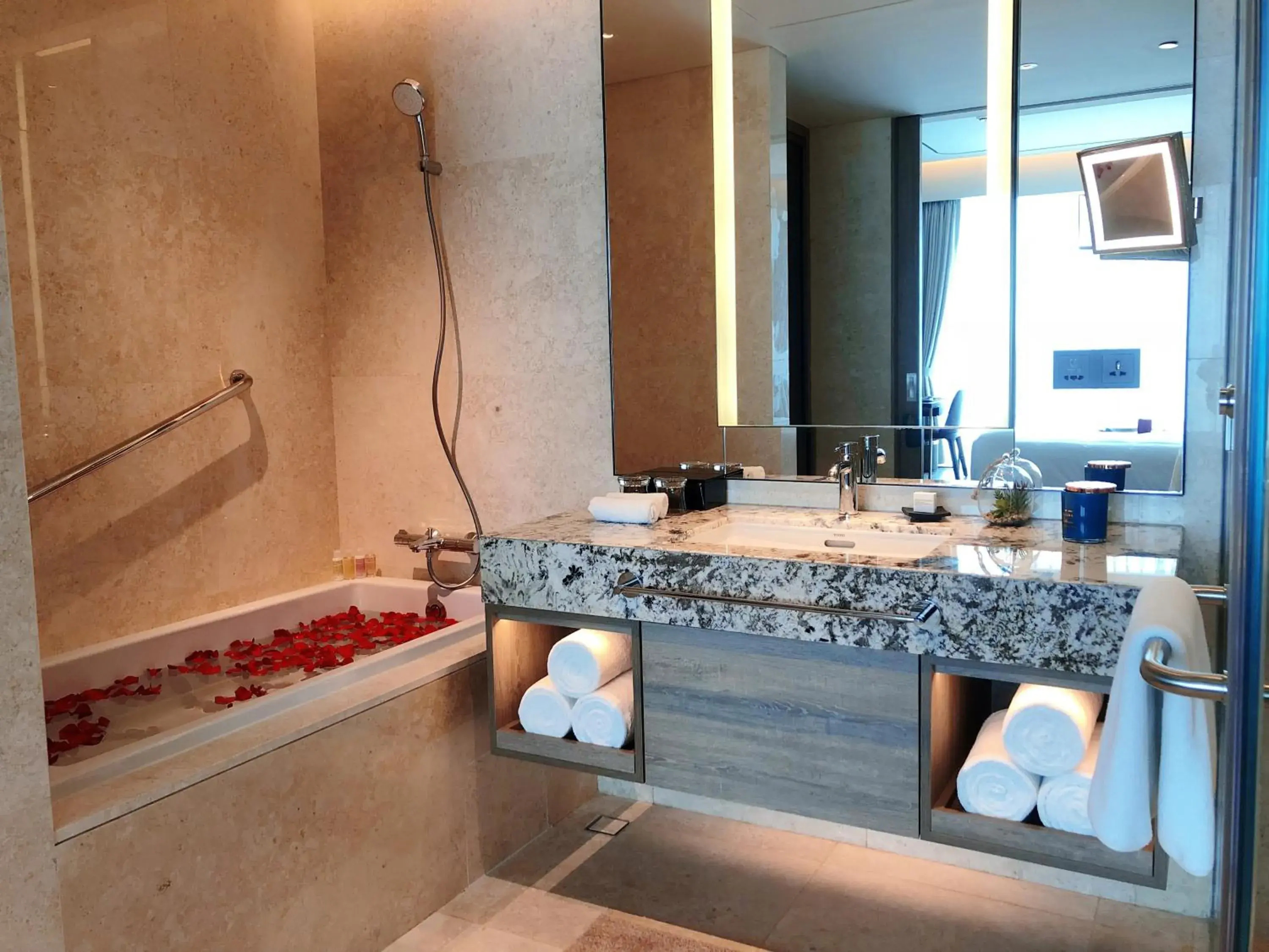 Bathroom in Fraser Suites Hanoi