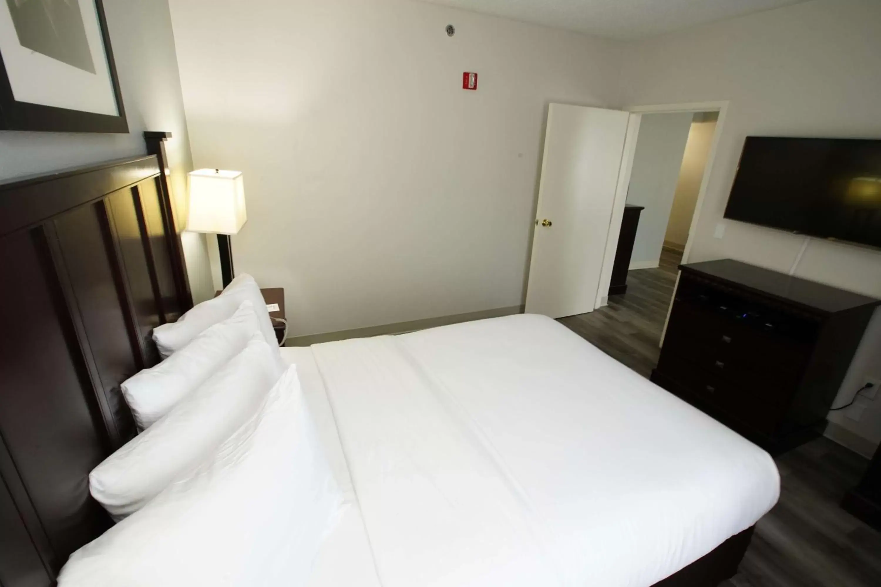 Photo of the whole room, Bed in Best Western Paramus Hotel & Suites