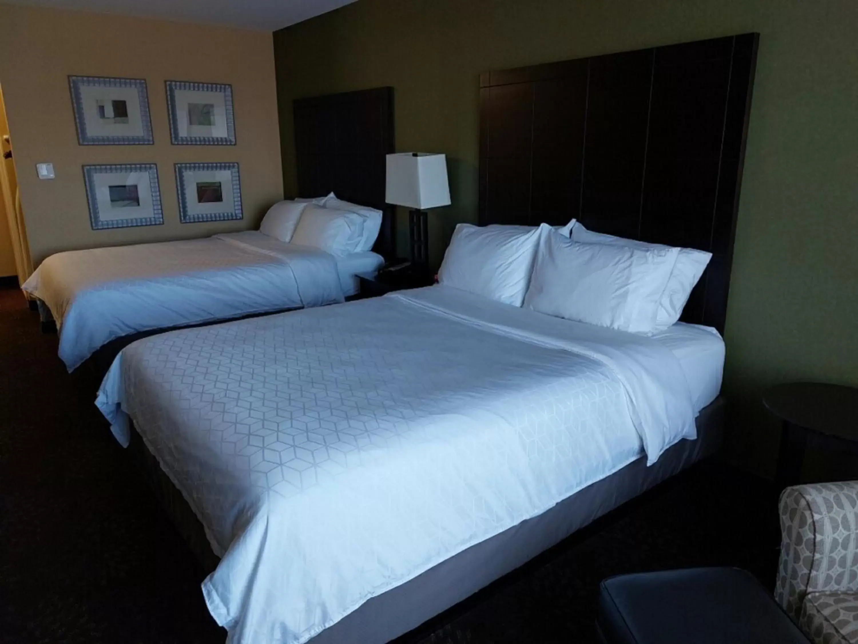 Bed in Holiday Inn Express Hotel & Suites Lansing-Dimondale by IHG Bed in Holiday Inn Express Hotel & Suites Lansing-Dimondale by IHG