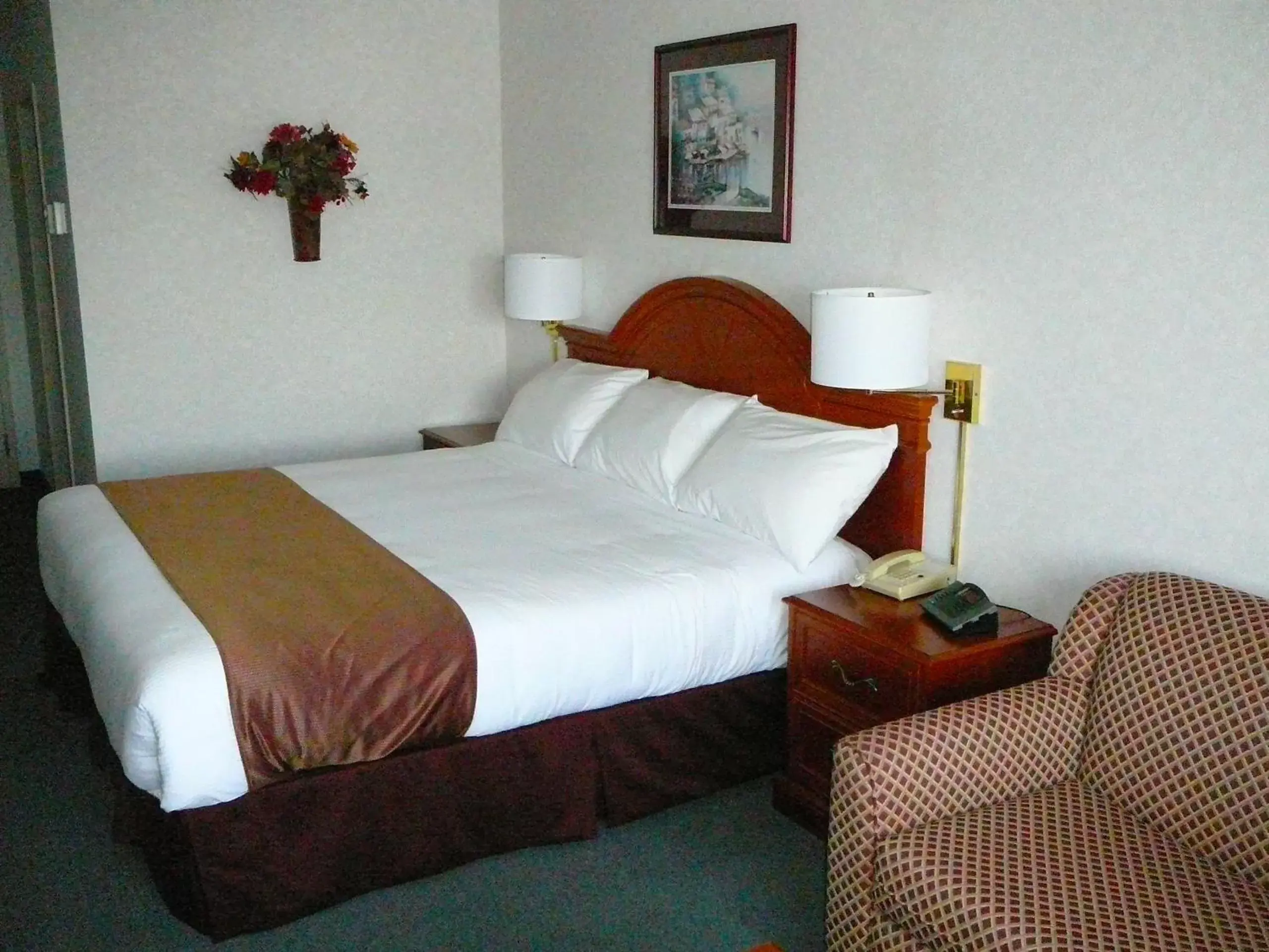 Bed in Coast Abbotsford Hotel & Suites