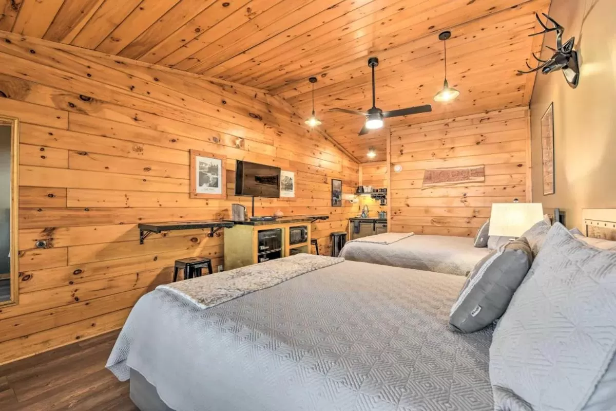 Bed in The Lodge Nantahala River